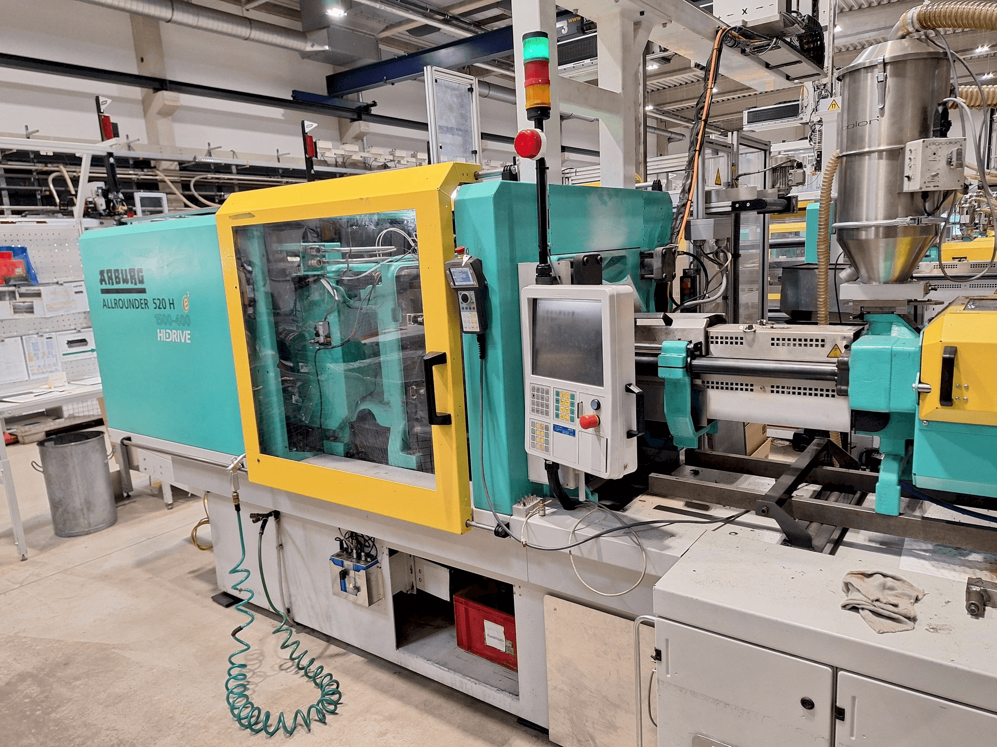 Vista frontale della macchina Arburg 520 H 1500-400 (2013)