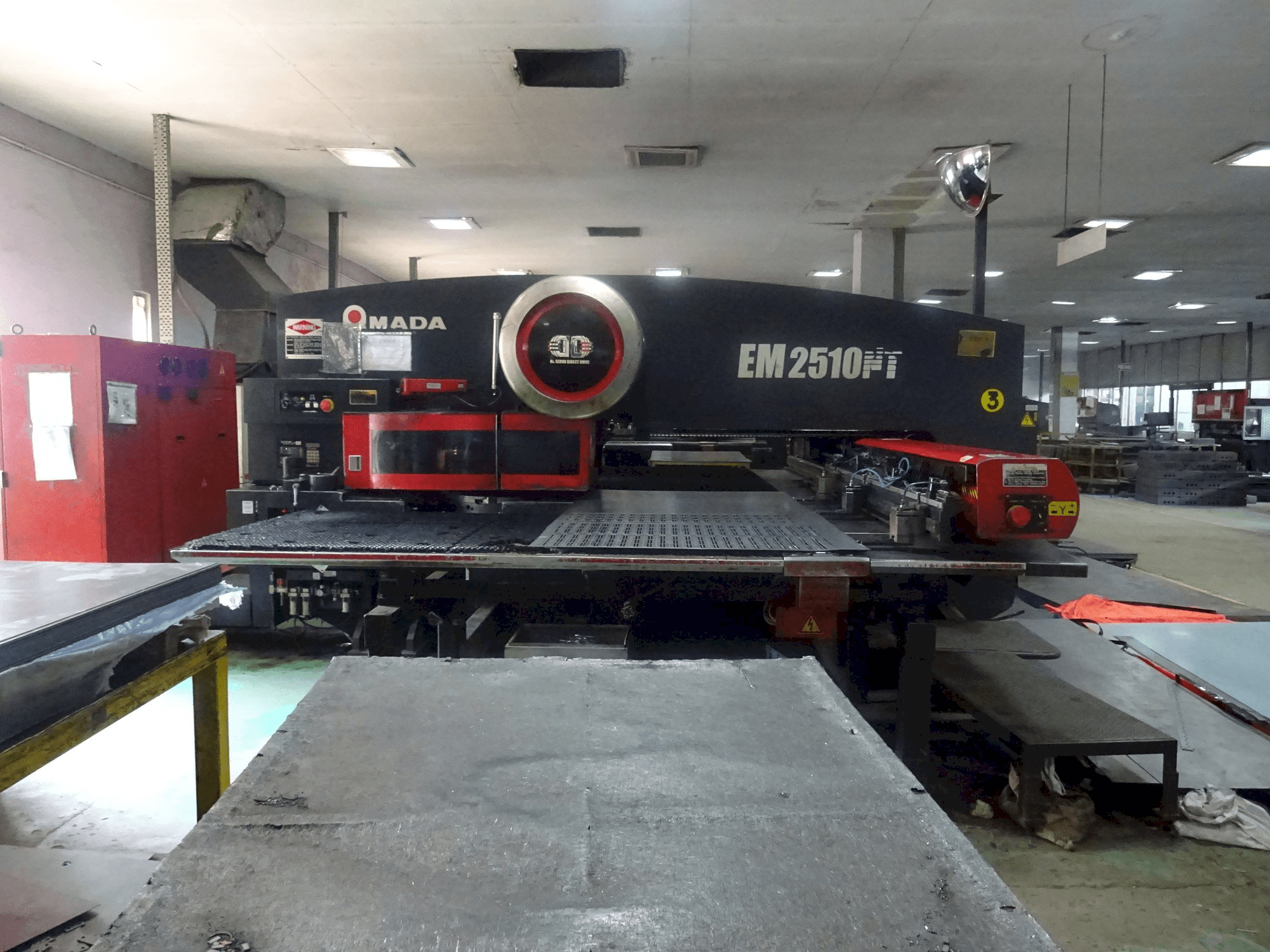 Vista frontale della macchina AMADA EM 2510 NT