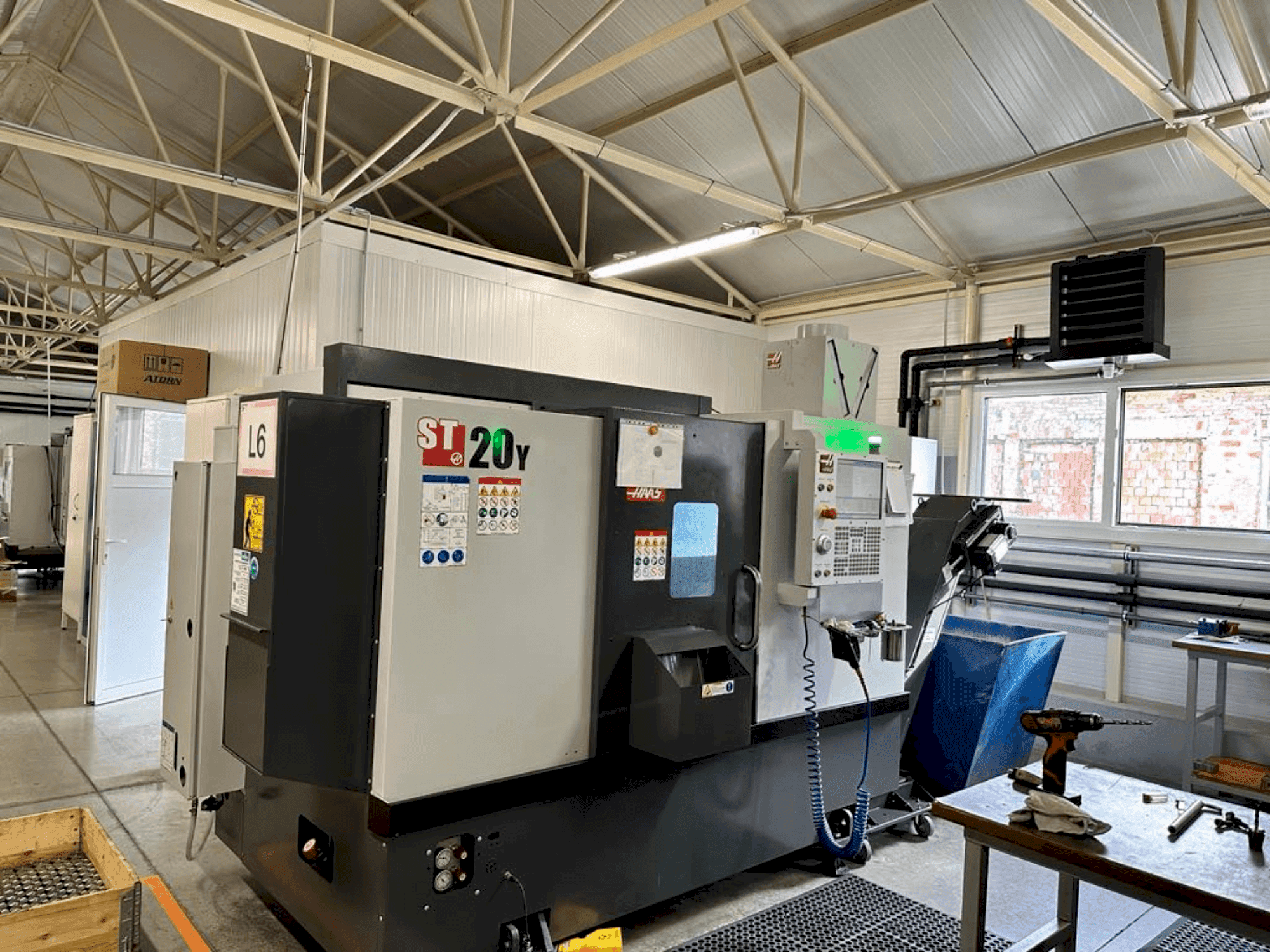 Vista frontale della macchina HAAS ST-20Y