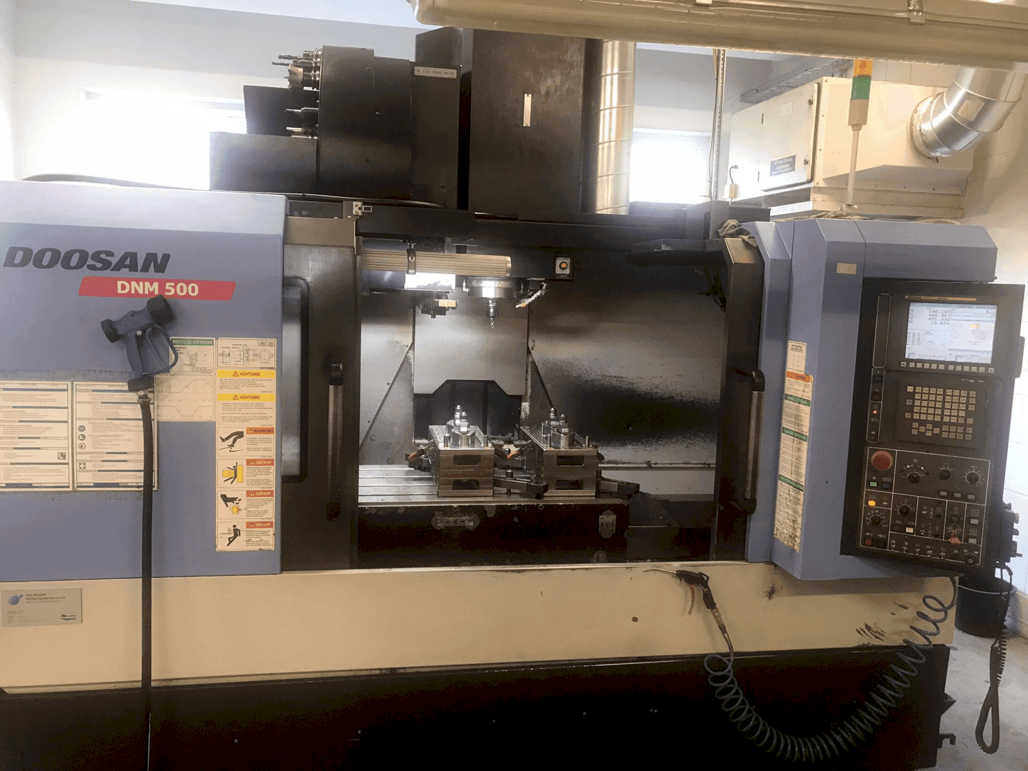 Vista frontale della macchina DOOSAN DNM 500