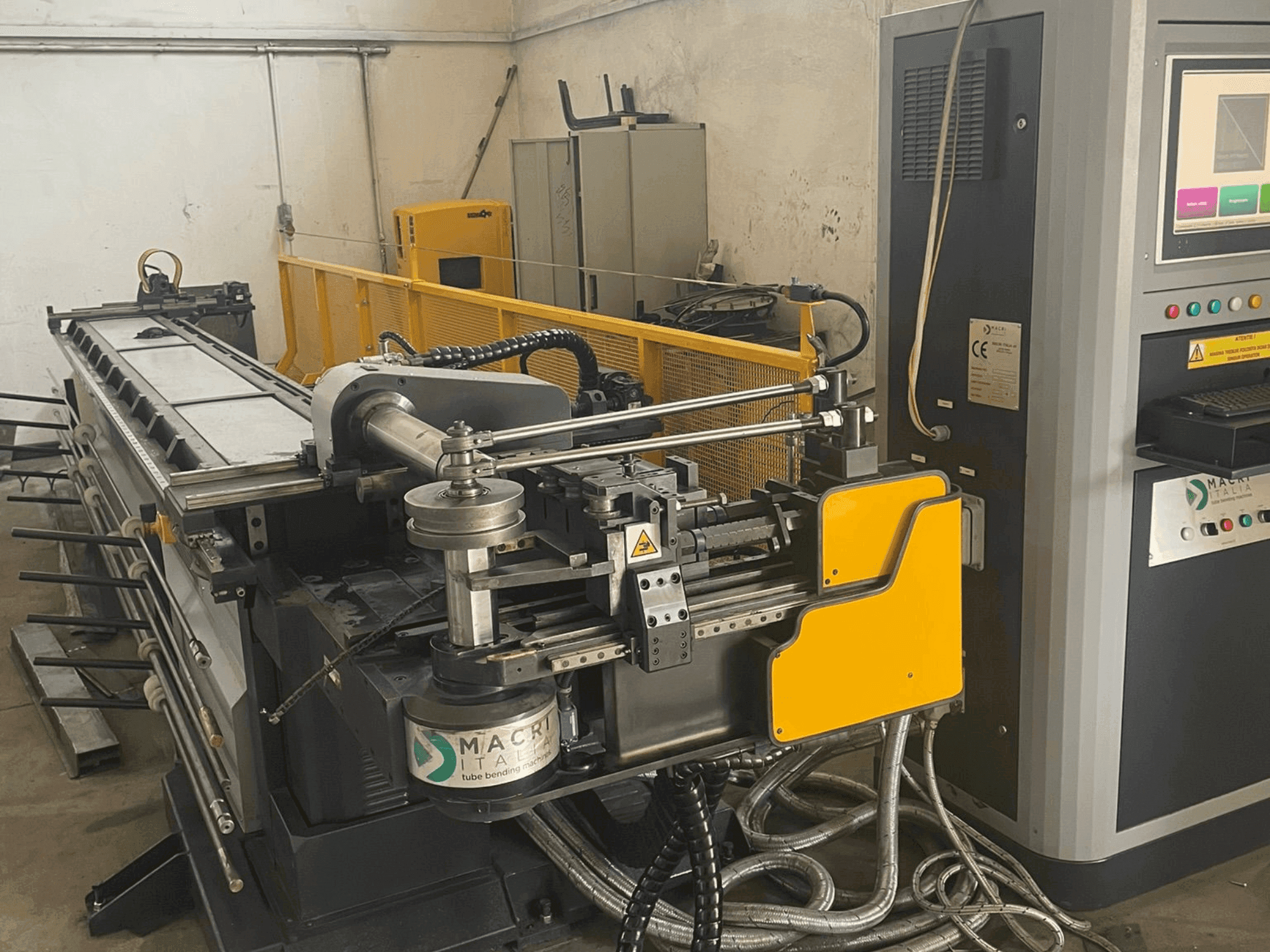 Vista frontale della macchina MACRI PROVAR 6-45 U-D