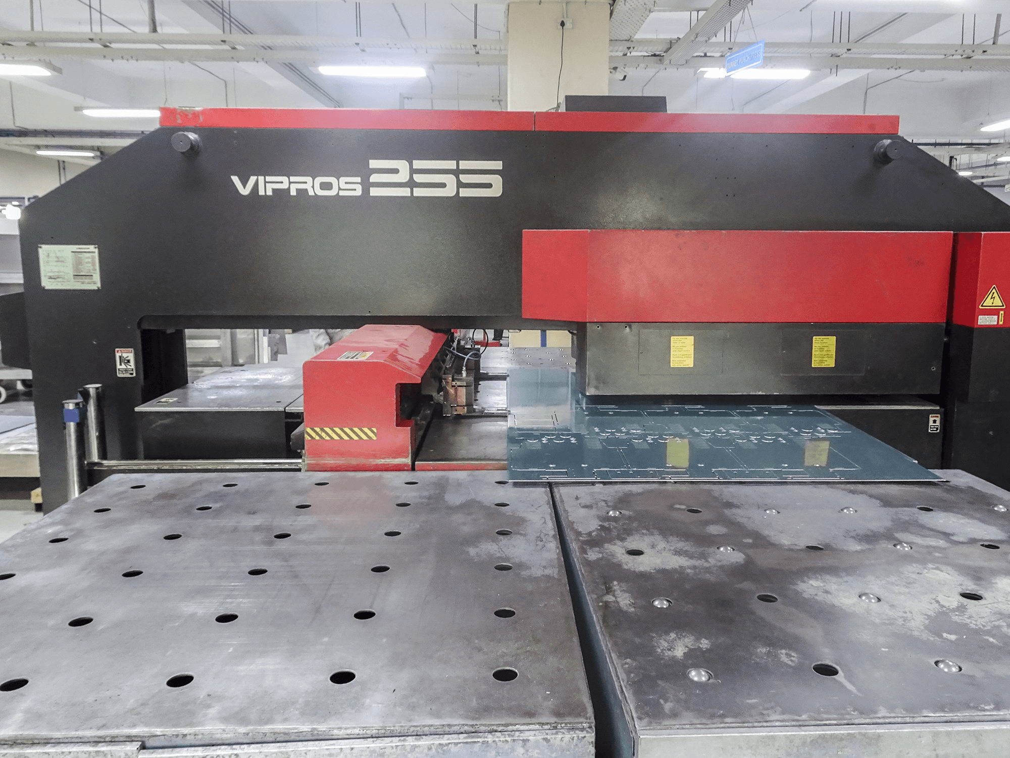 Vista frontale della macchina AMADA Vipros 255
