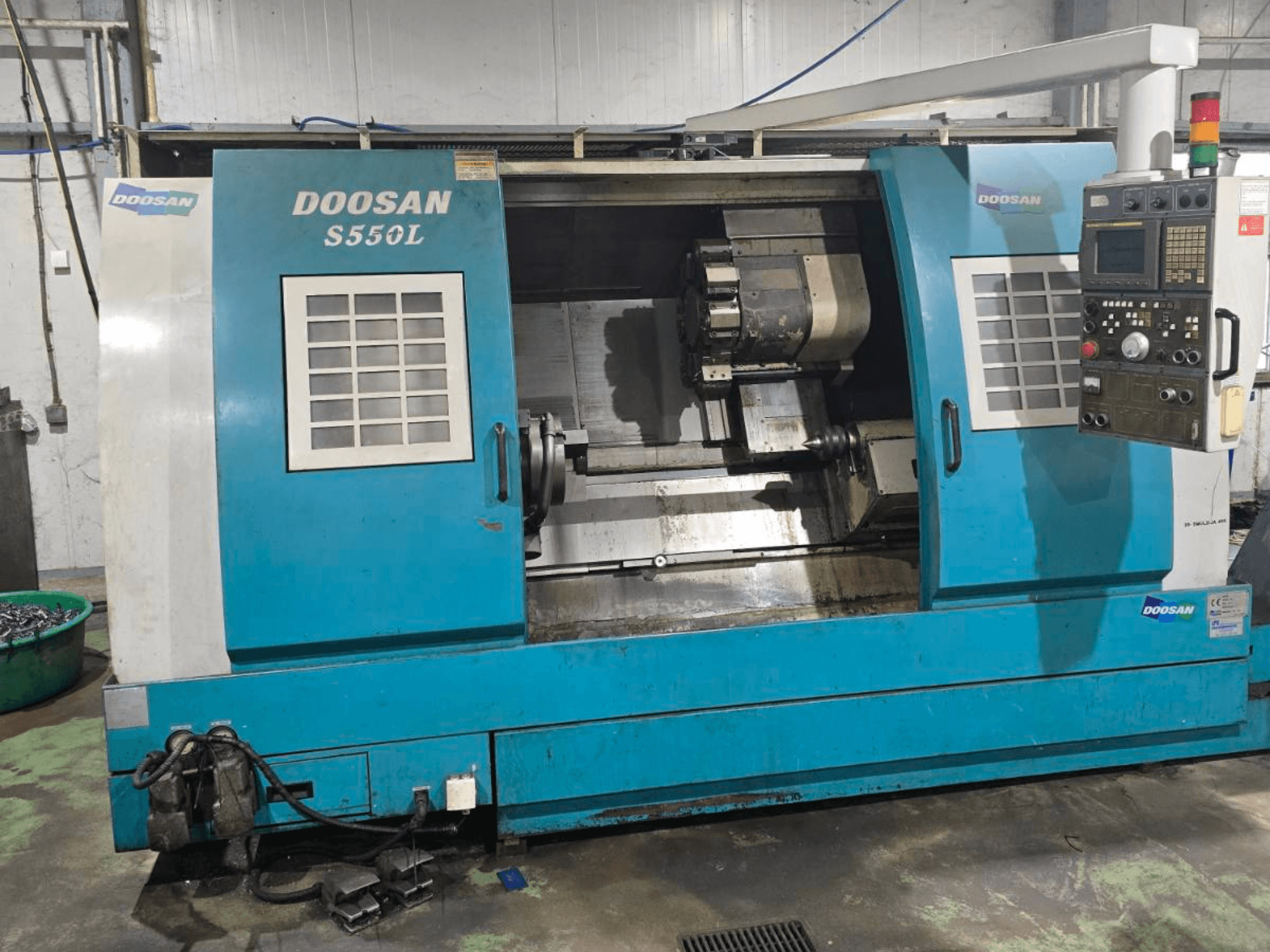 Tornio orizzontale DOOSAN S550L in vista laterale, con pannello di controllo e bancale del tornio, ideale per lavorazioni di precisione.