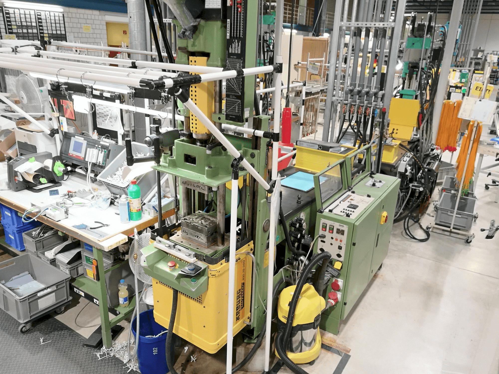 Vista frontale della macchina Arburg 221-75-350