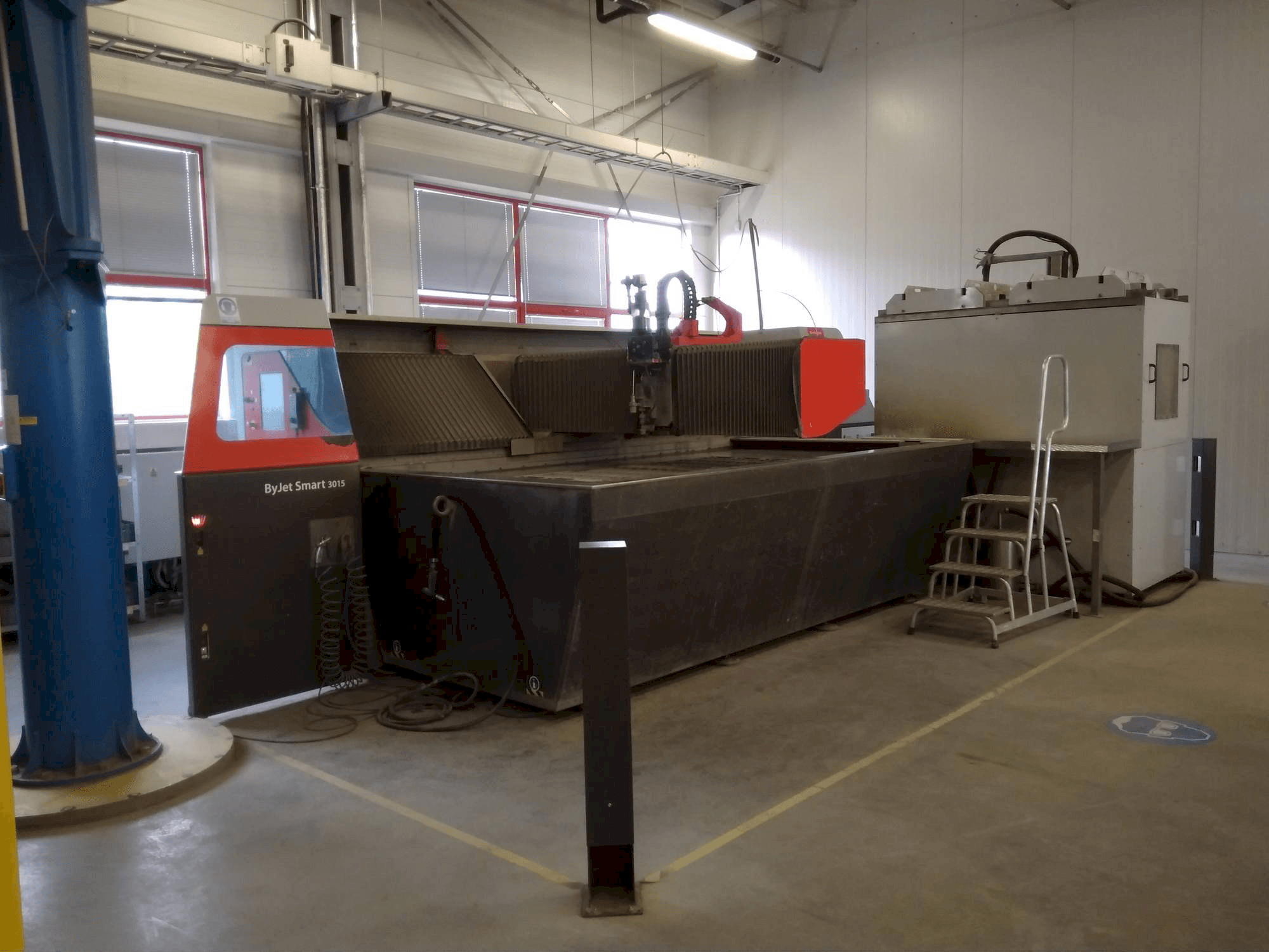 Vista frontale della macchina Bystronic ByJet Smart 3015