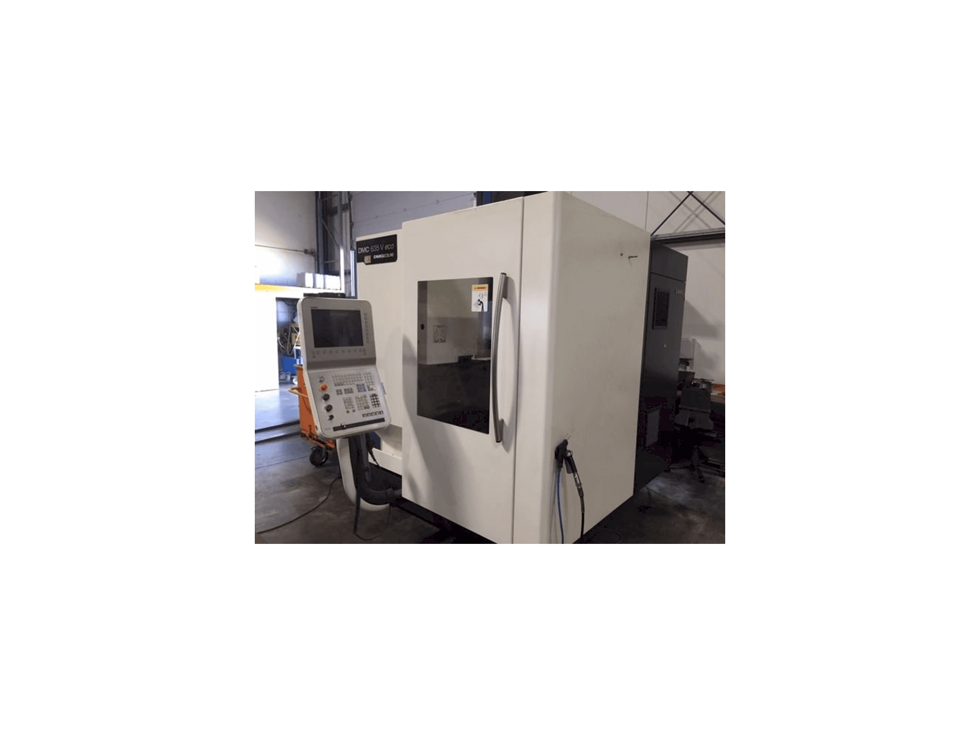 Vista frontale della macchina DECKEL MAHO DMC 635 eco