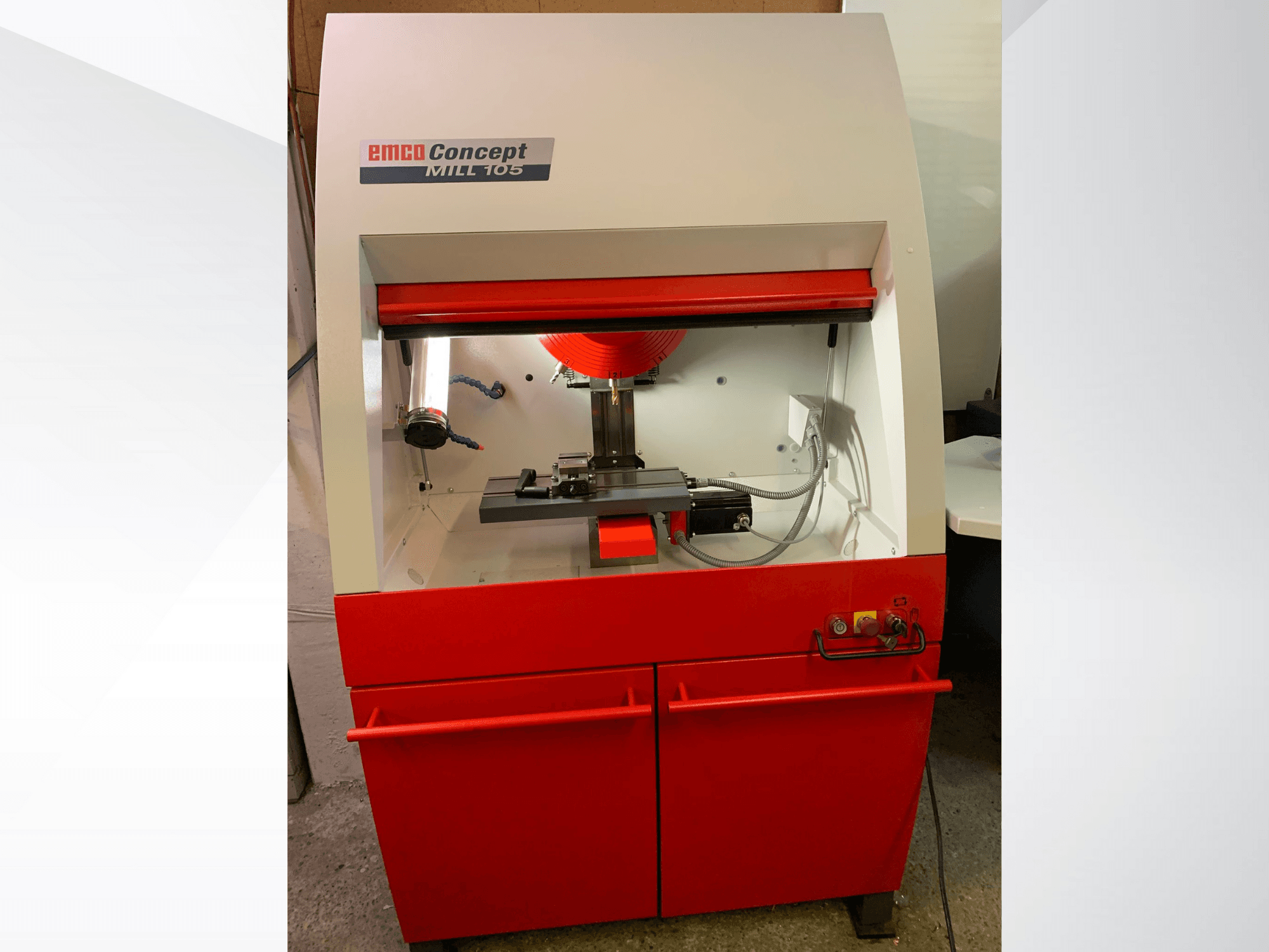 EMCO Concept MILL 105, vista frontale di una fresatrice compatta con base rossa, dotata di utensile da taglio e illuminazione luminosa.