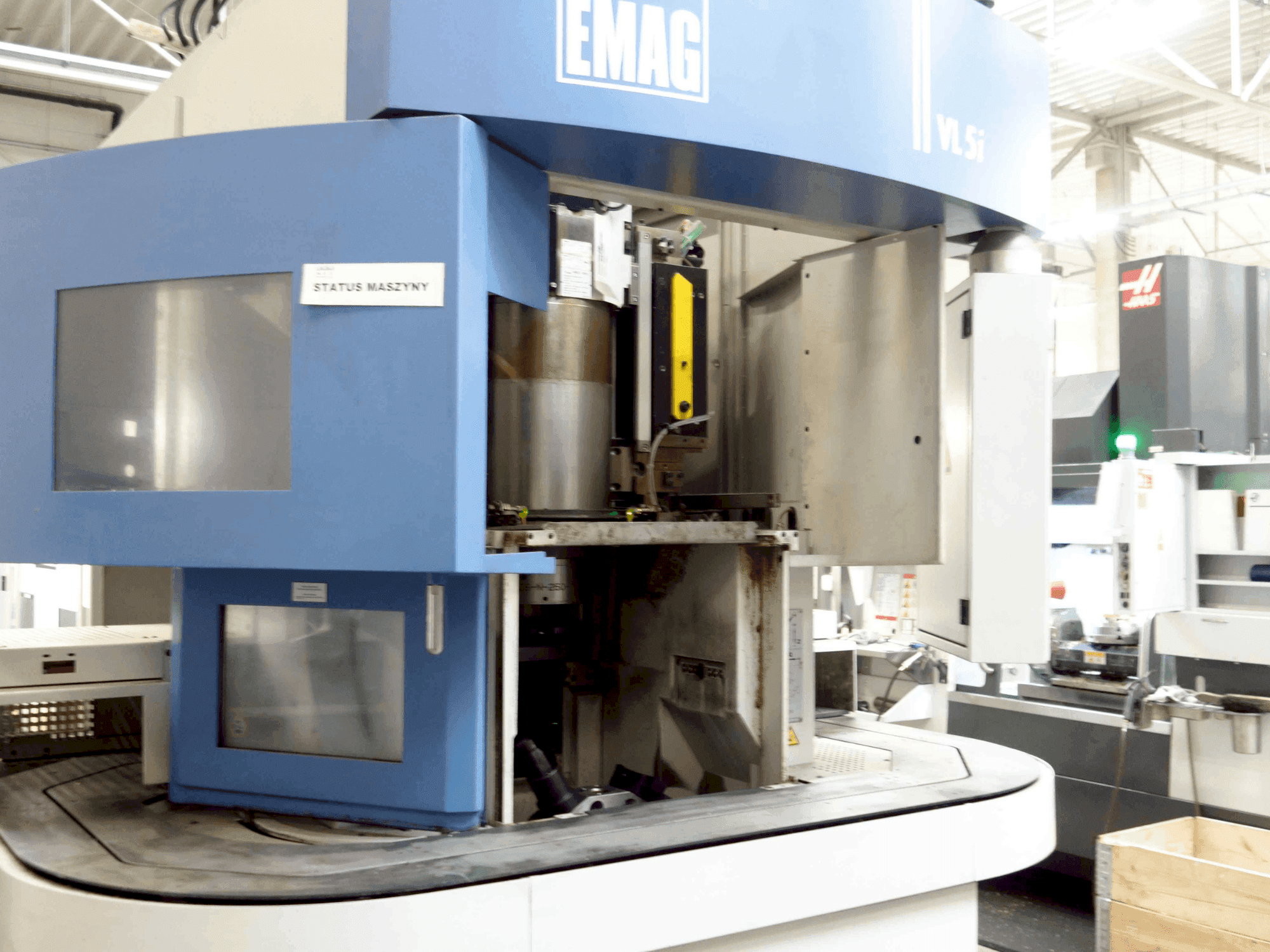 Vista frontale della macchina EMAG VSC 250
