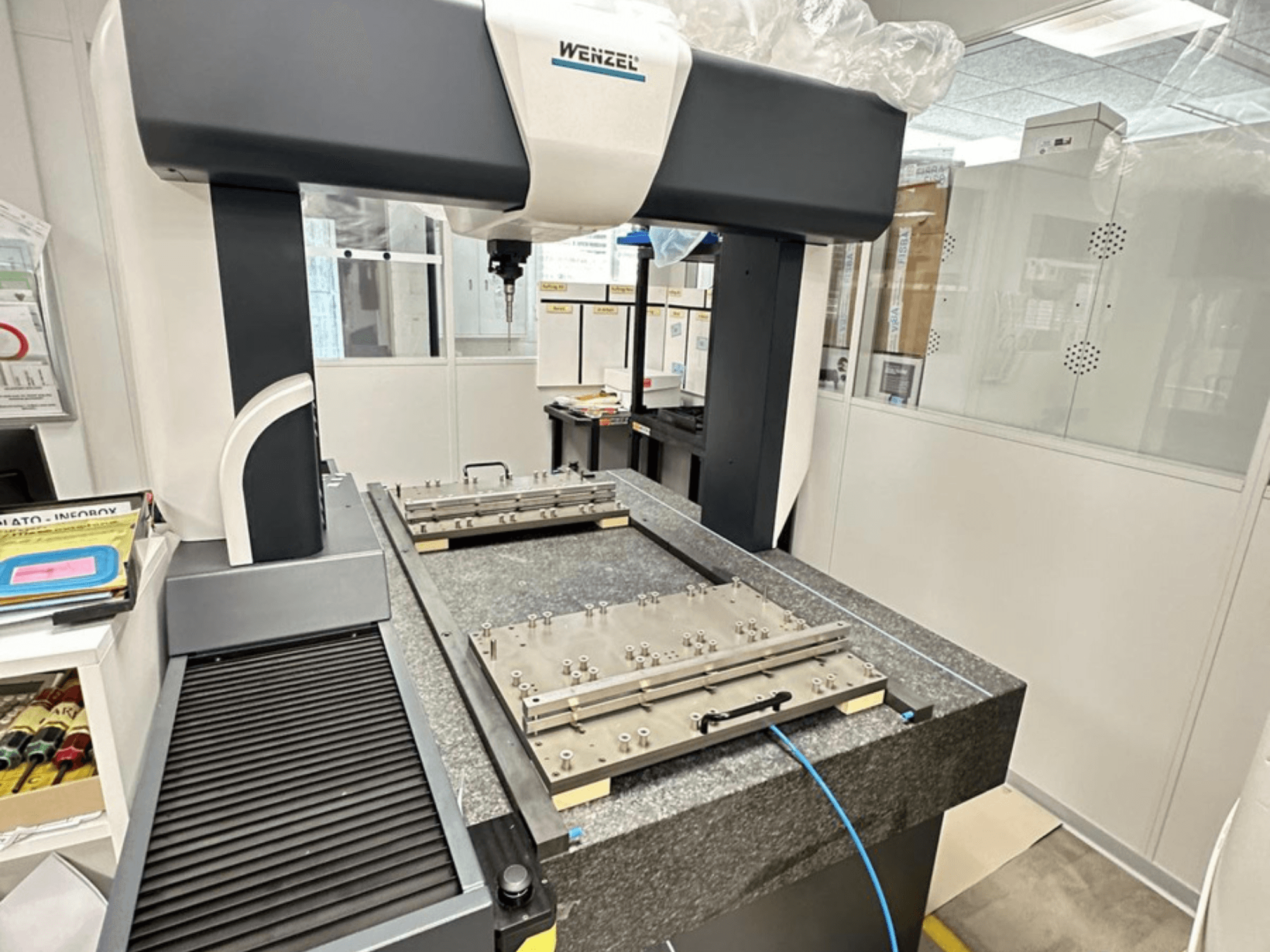 Macchina di misura a coordinate (CMM) Wenzel LH 65 in ambiente di laboratorio, dotata di una base in granito con piattaforma di misura regolabile e braccio superiore.