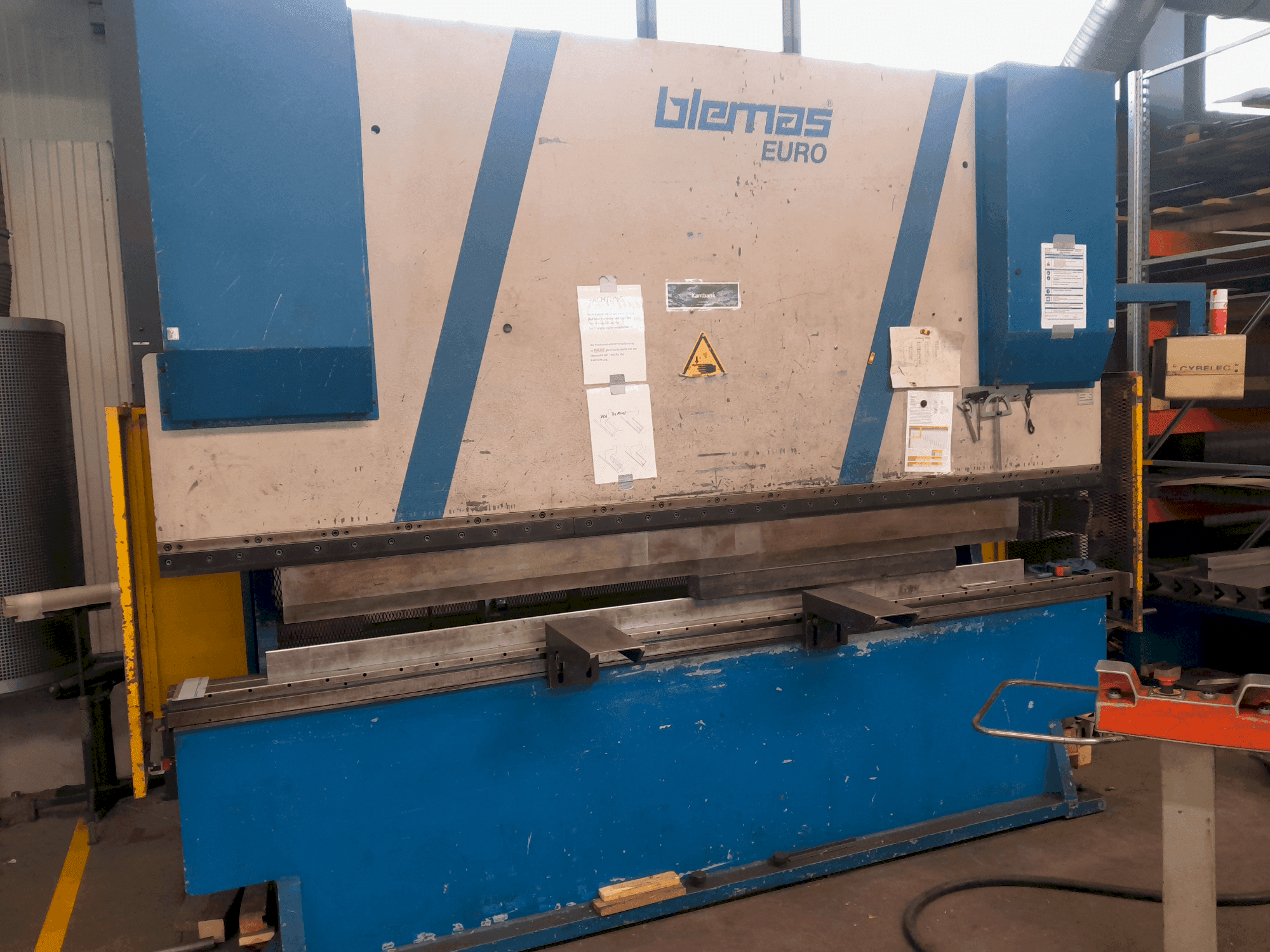 Vista frontale della macchina BLEMAS EURO 160