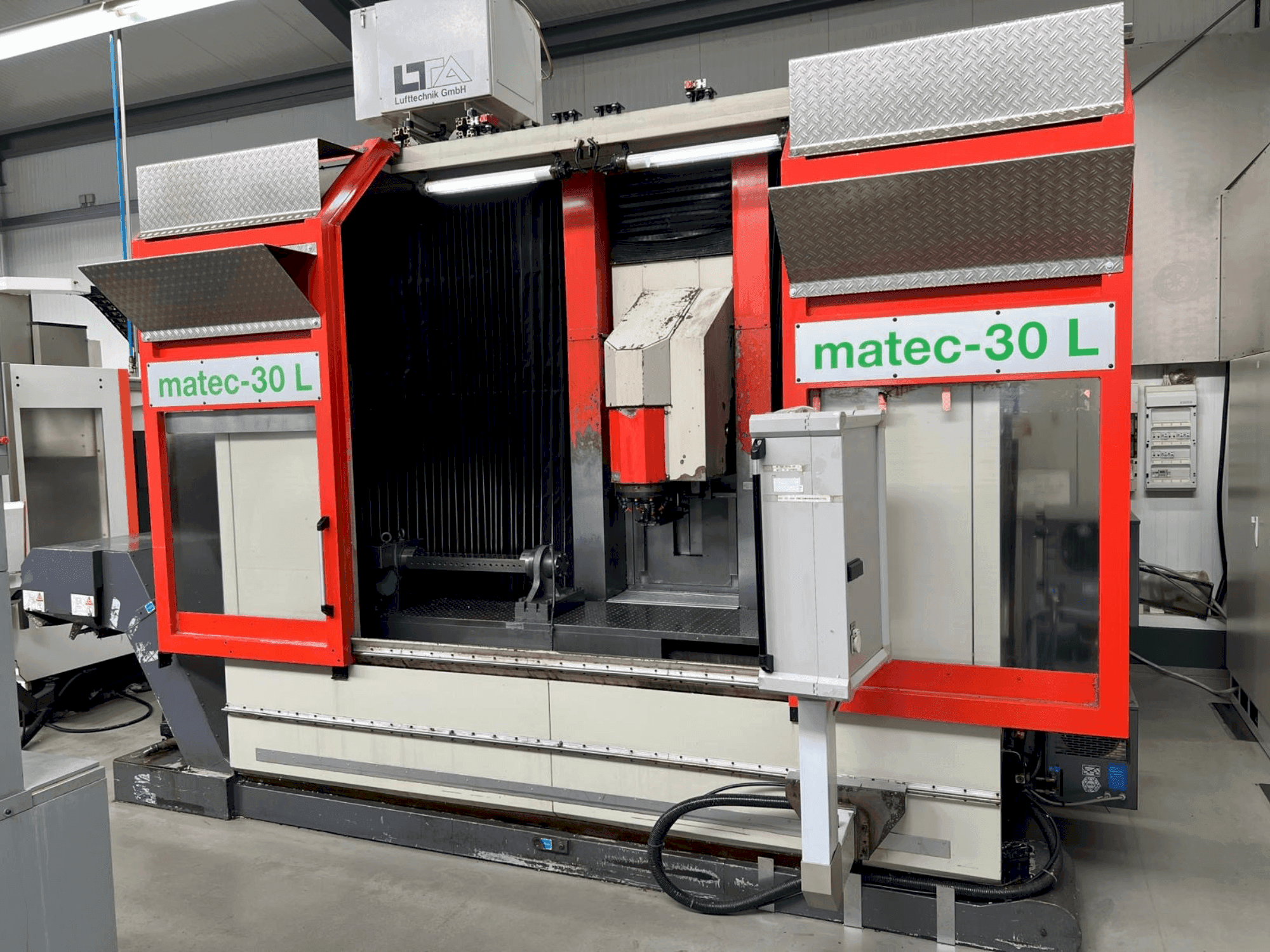 Vista frontale della macchina Matec 30 L