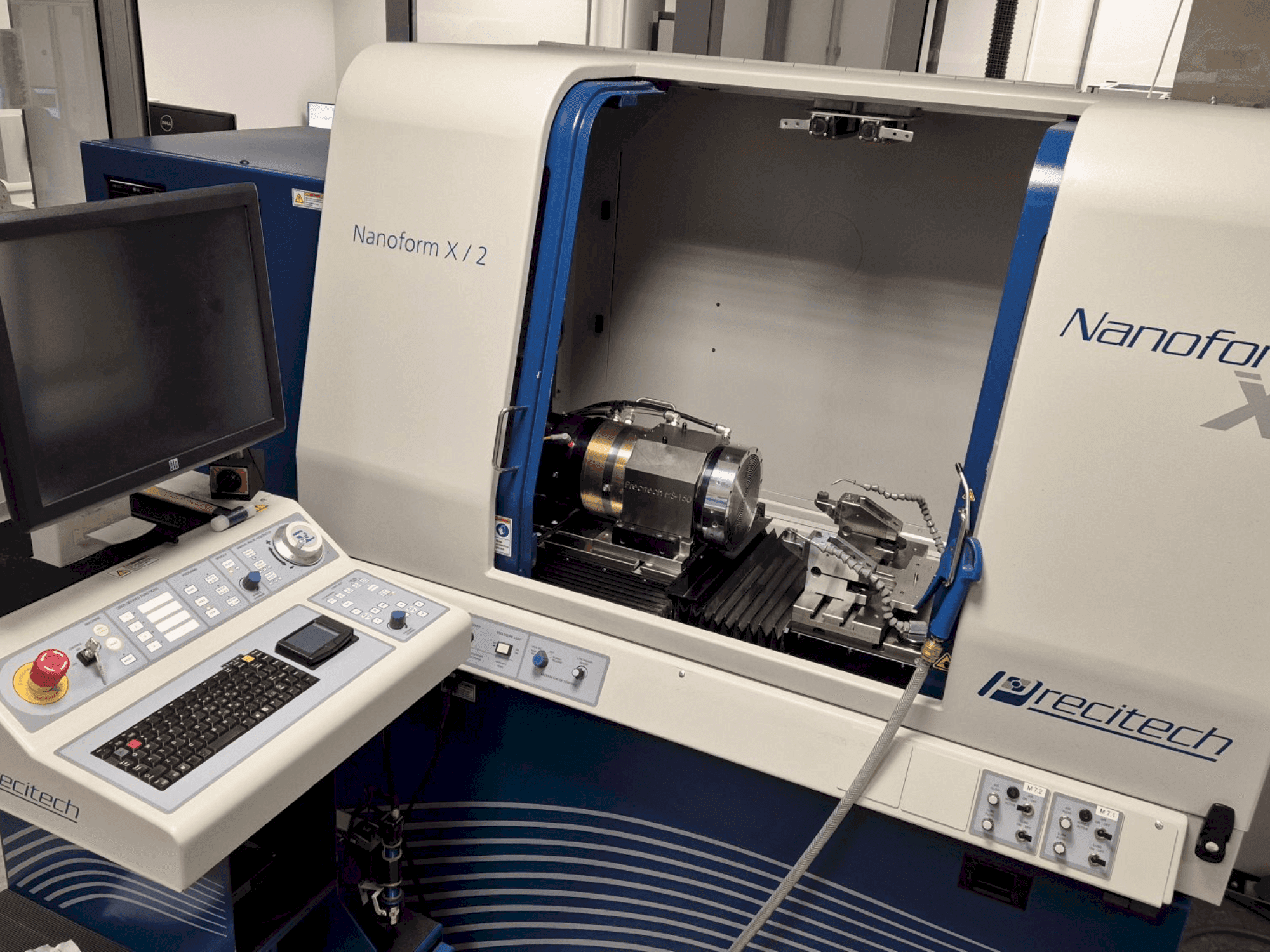 Vista frontale della macchina PRECITECH Nanoform X