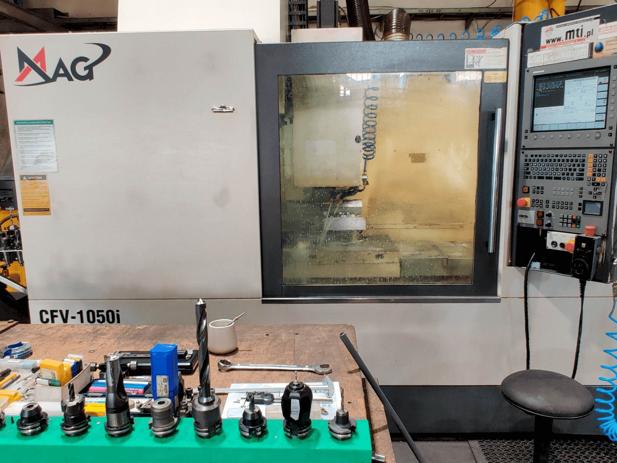 Vista frontale della macchina MAG CFV 1050