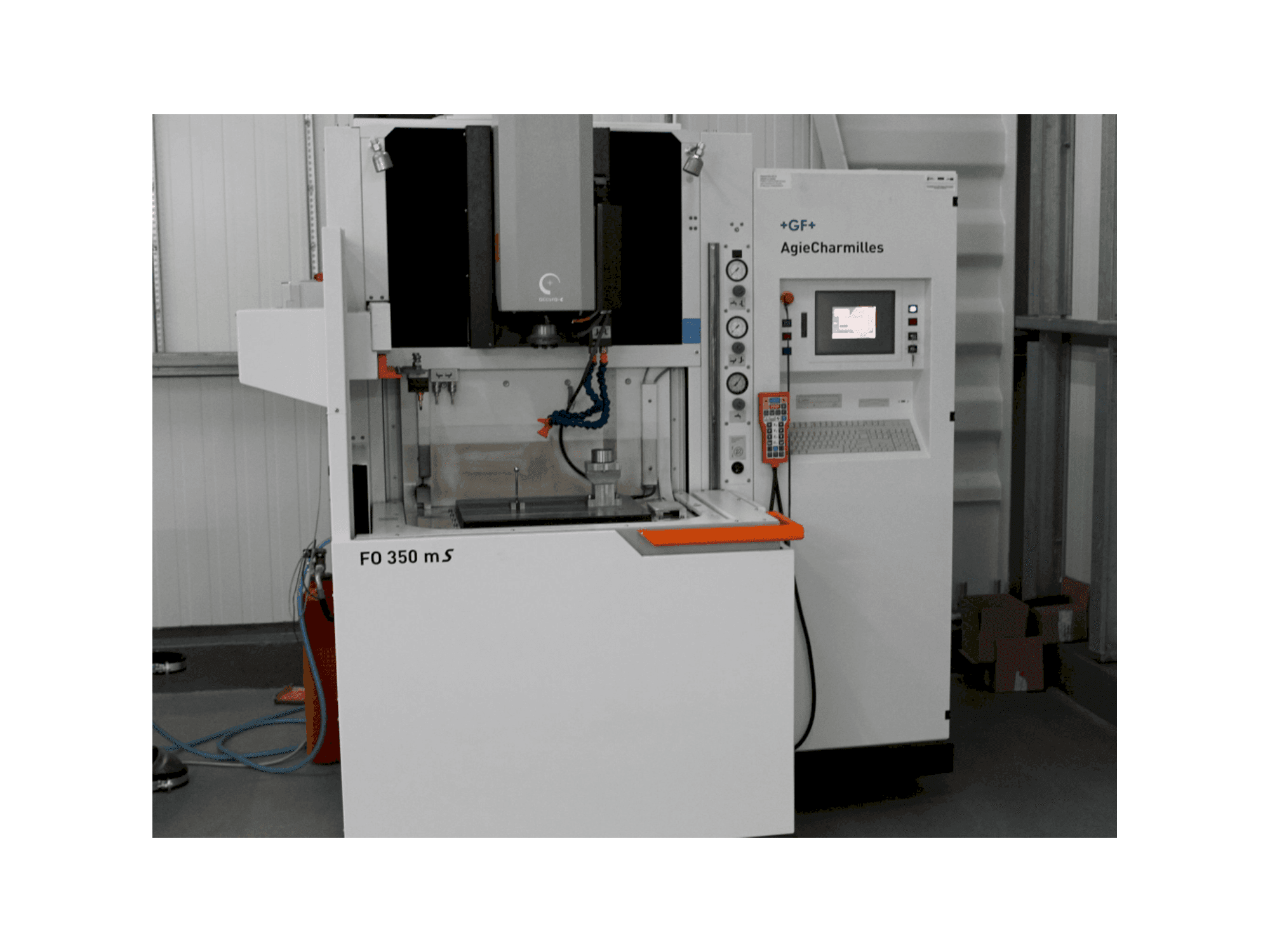 Vista frontale della macchina AgieCharmilles FO350MS