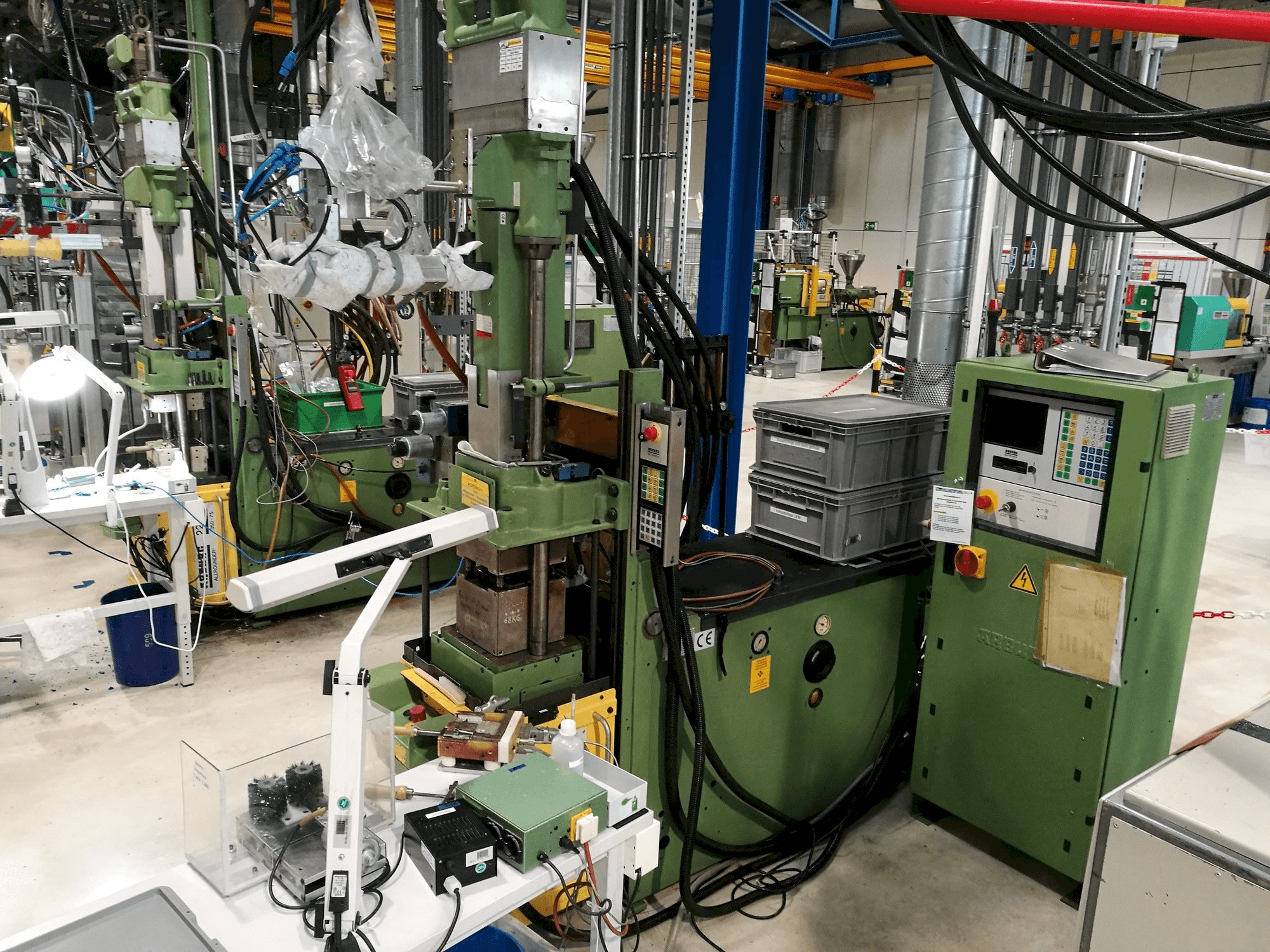 Vista frontale della macchina Arburg 221M-350-75U