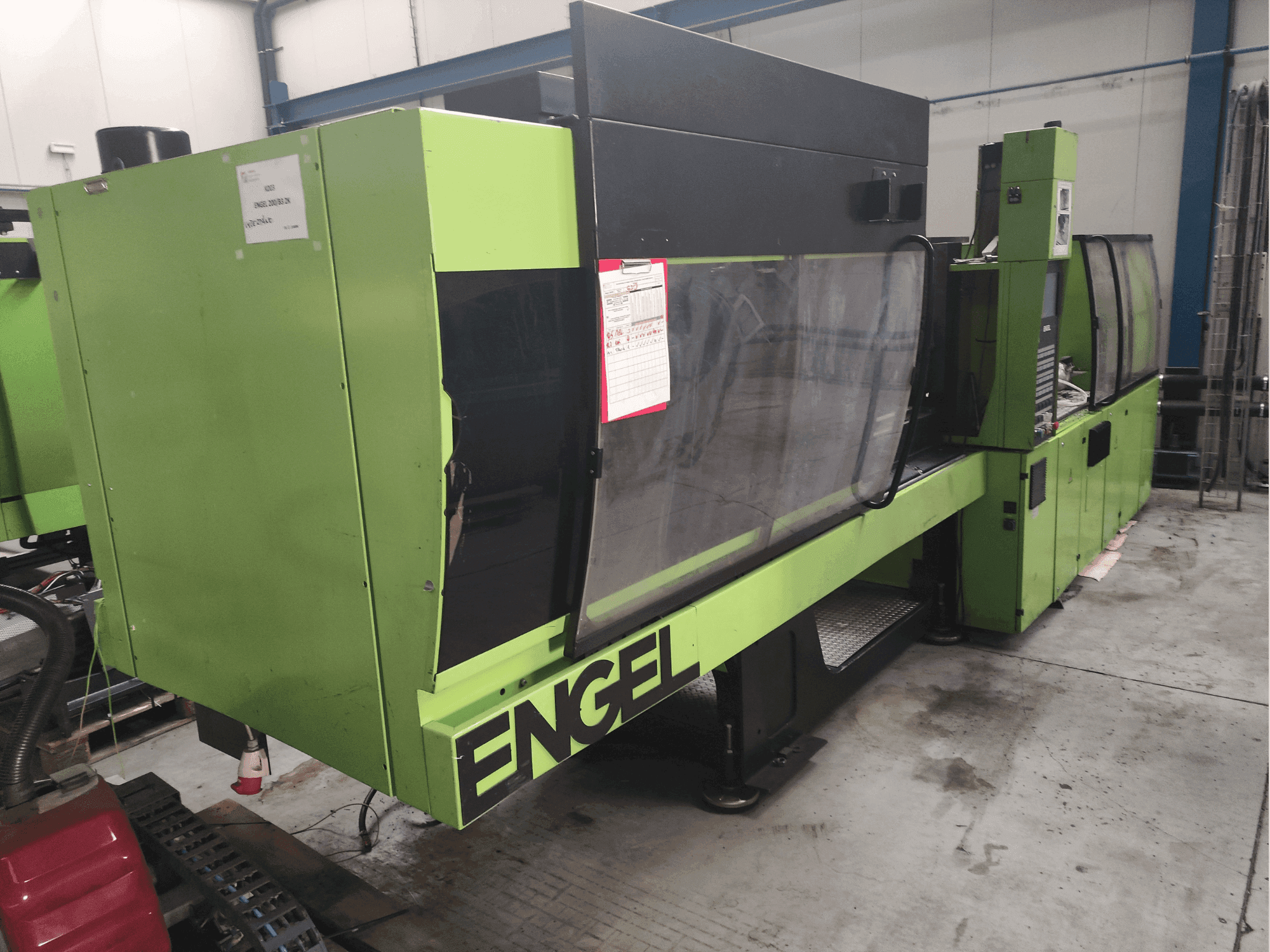 Vista frontale della macchina Engel Victory 750/200 Tech