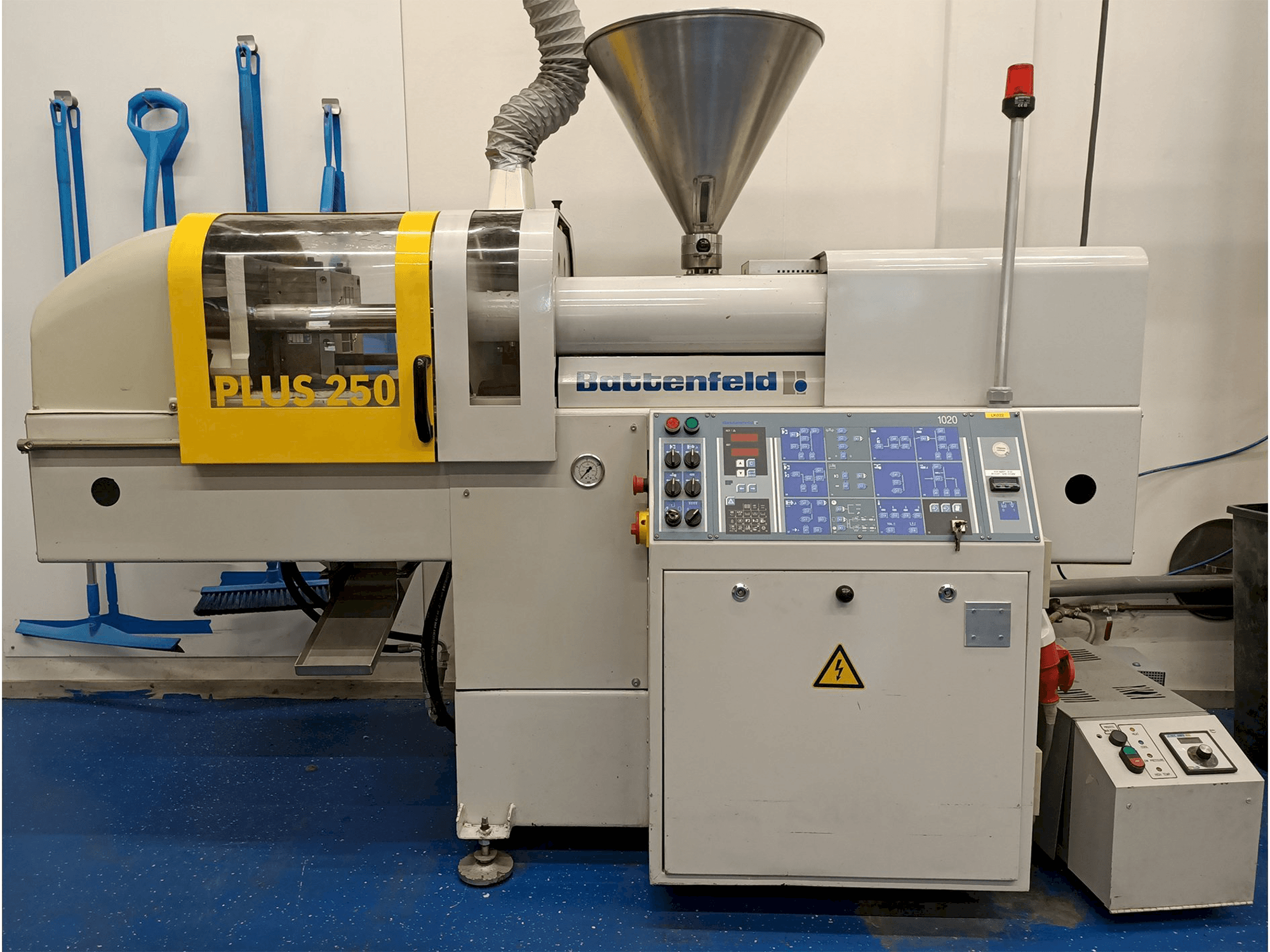 Vista frontale della macchina Battenfeld PLUS 250/50