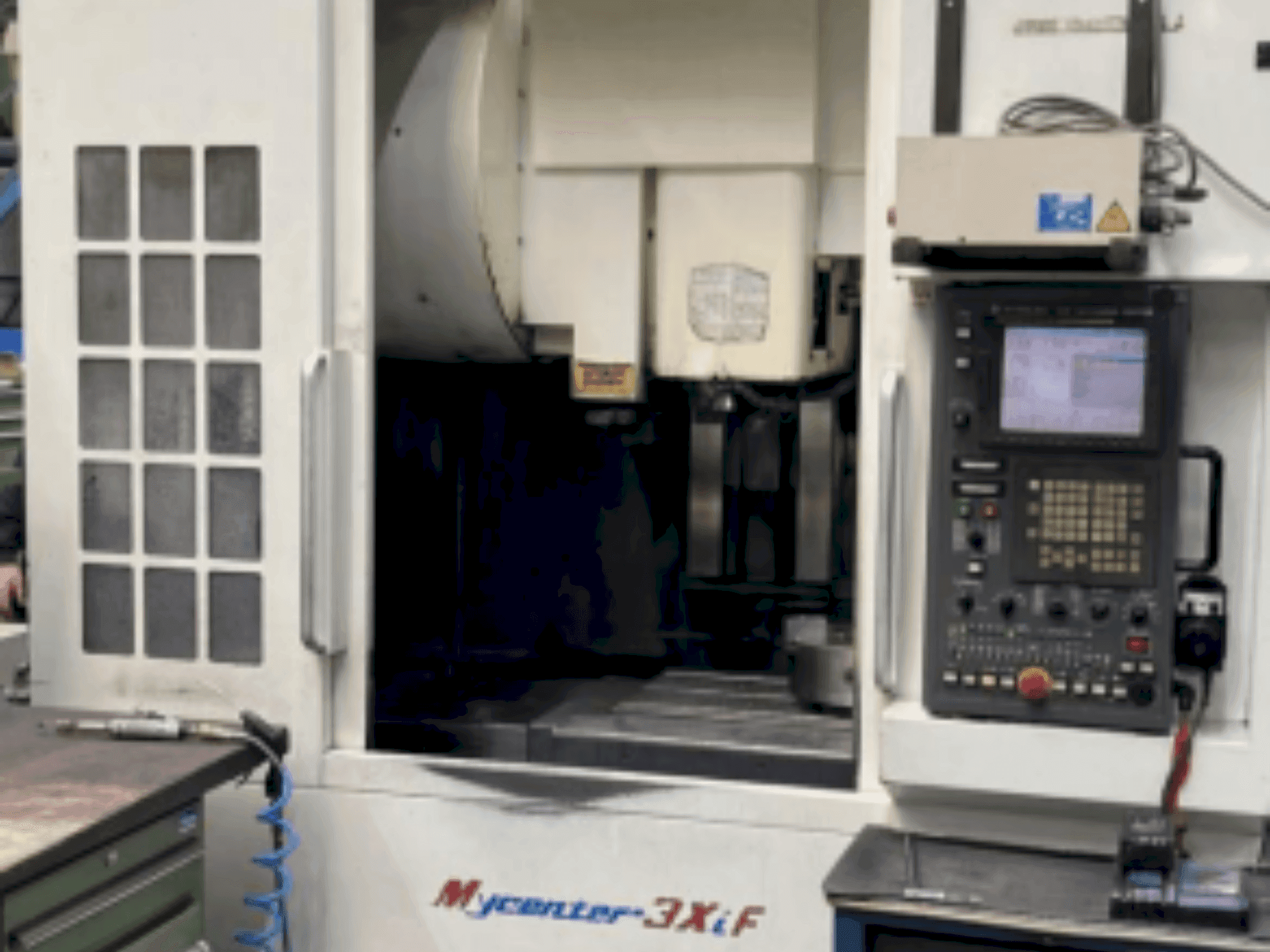 Vista frontale della macchina Kitamura 3XiF