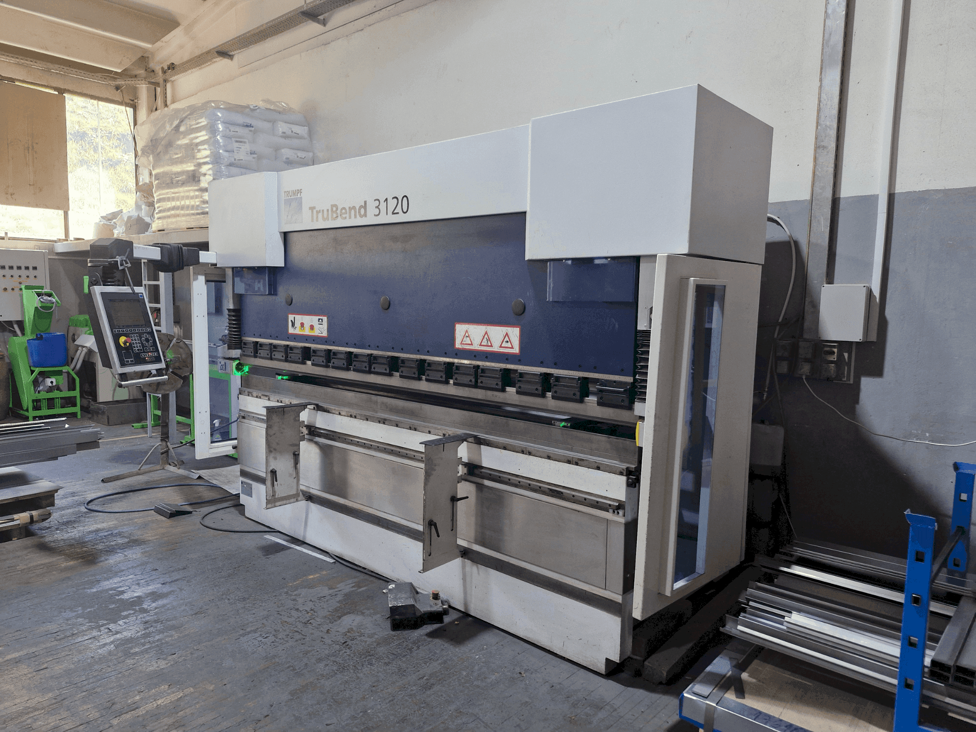 Vista frontale della macchina TRUMPF TruBend 3120,