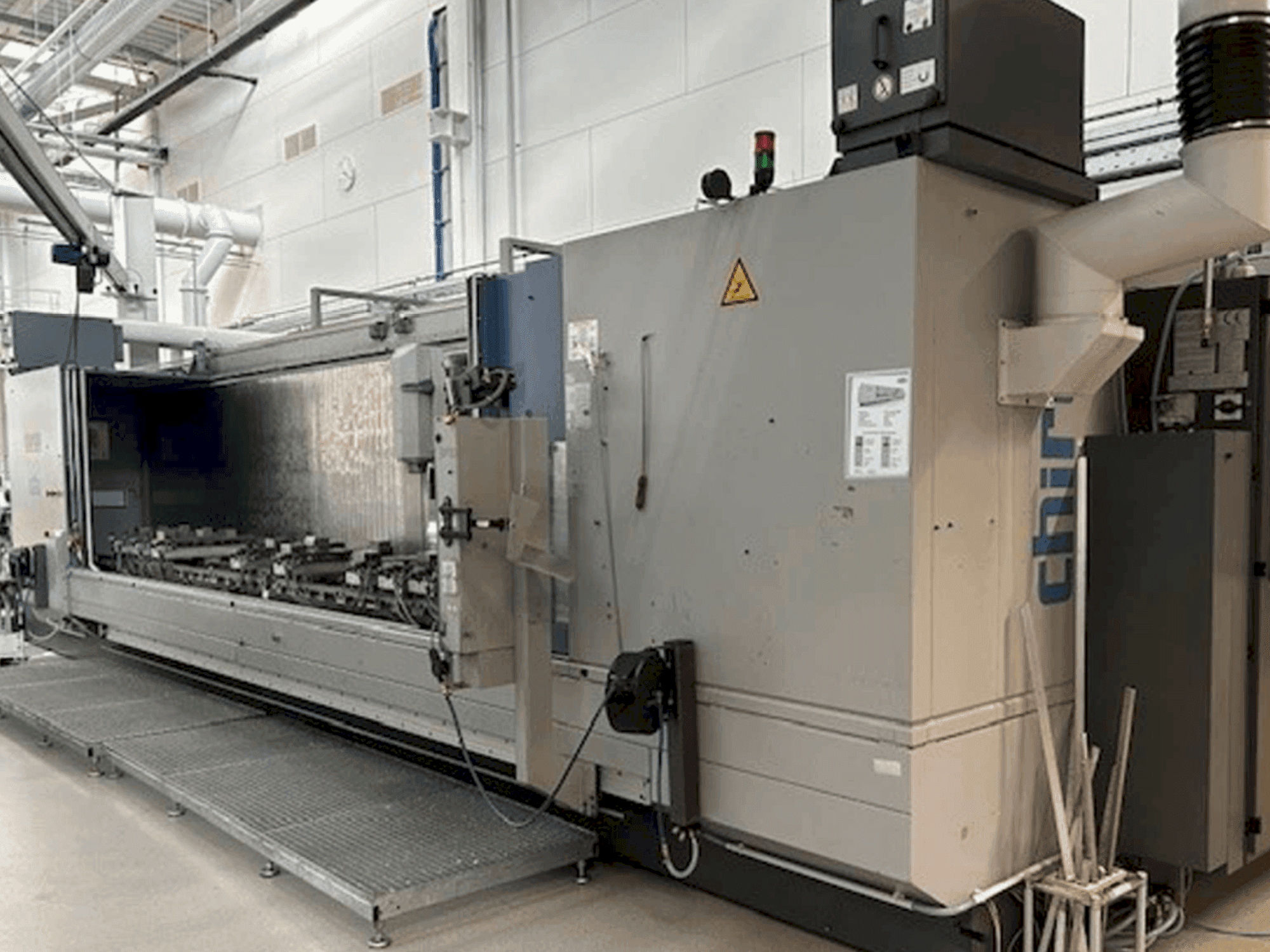Vista frontale della macchina CHIRON Mill 6000 SK