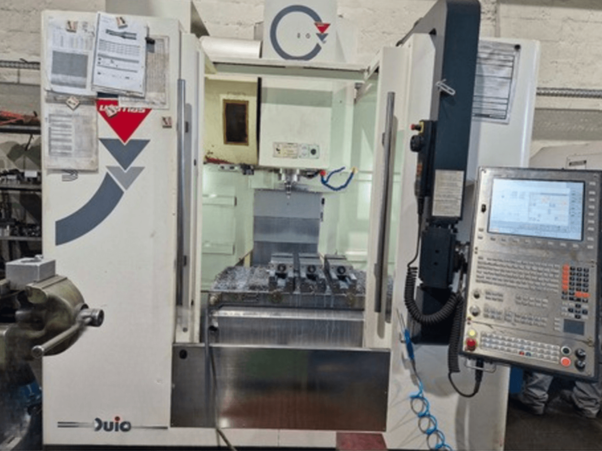 Vista frontale del Centro di lavoro verticale WEMAS VZ 860, dotato di pannello di controllo e interfaccia CNC, con documentazione allegata.
