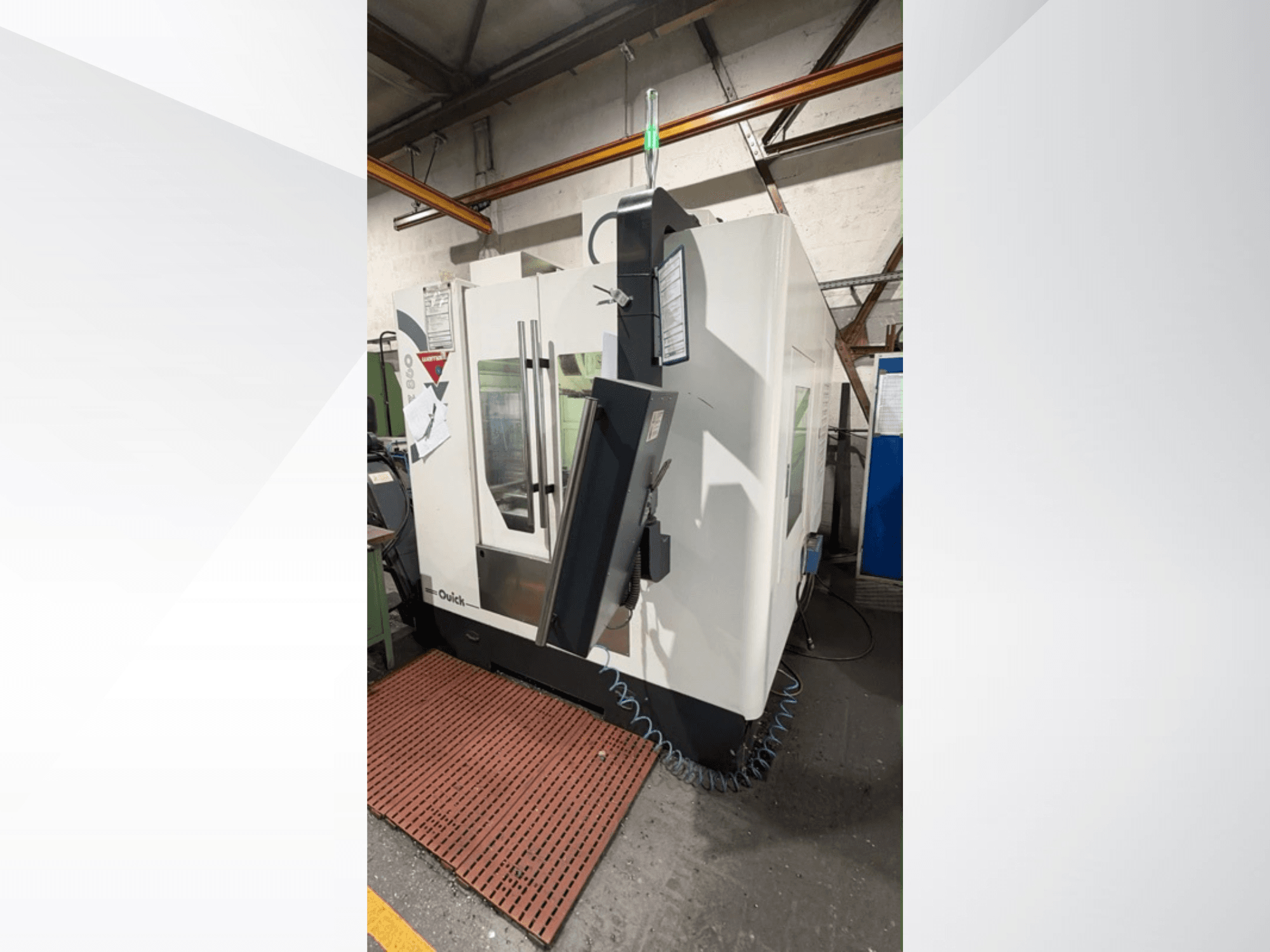 Testo alternativo: Centro di lavorazione verticale WEMAS VZ 860, vista laterale, con pannello di controllo e porte trasparenti.
