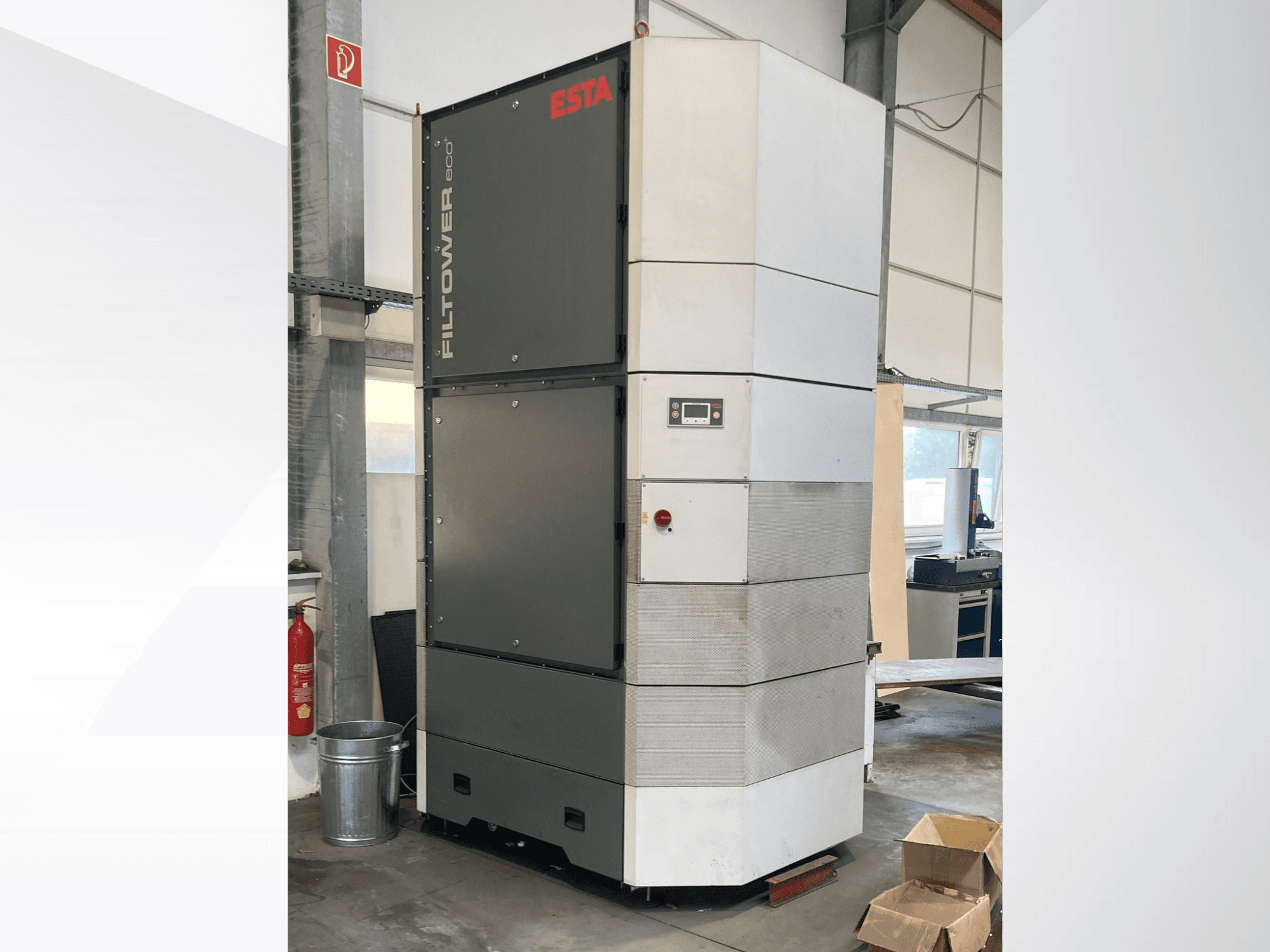 ESTA Filtower eco in grigio e bianco, vista frontale, con pannello di controllo e porte di ventilazione. Adatto per la filtrazione industriale dell'aria.