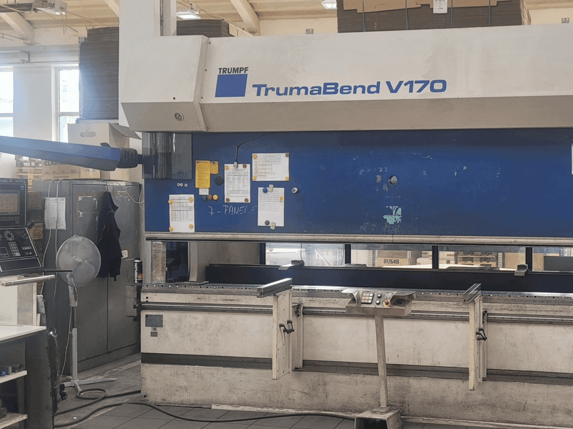 Vista frontale della macchina TRUMPF TrumaBend V170