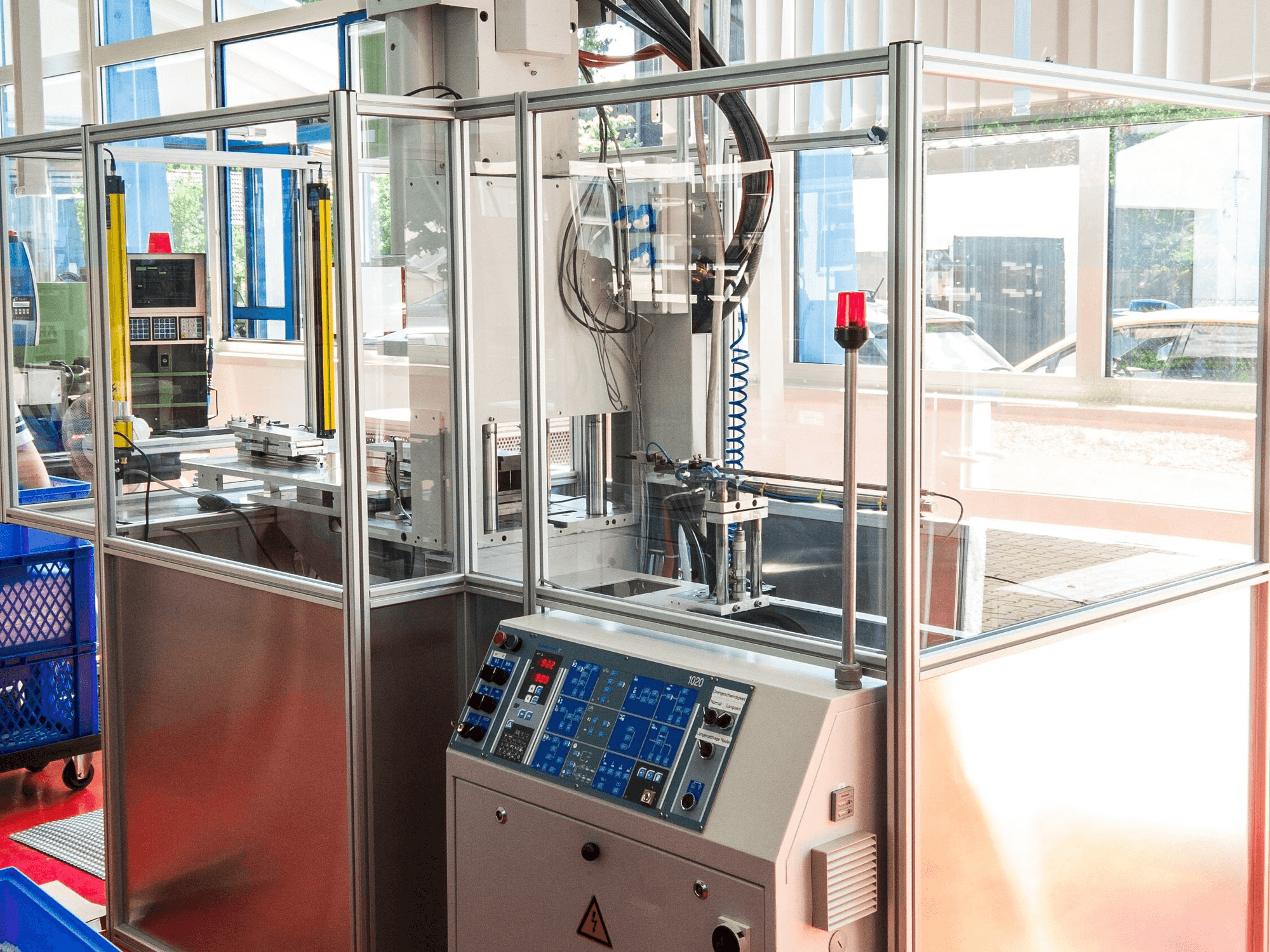 Vista frontale della macchina Battenfeld PLUS 250V50