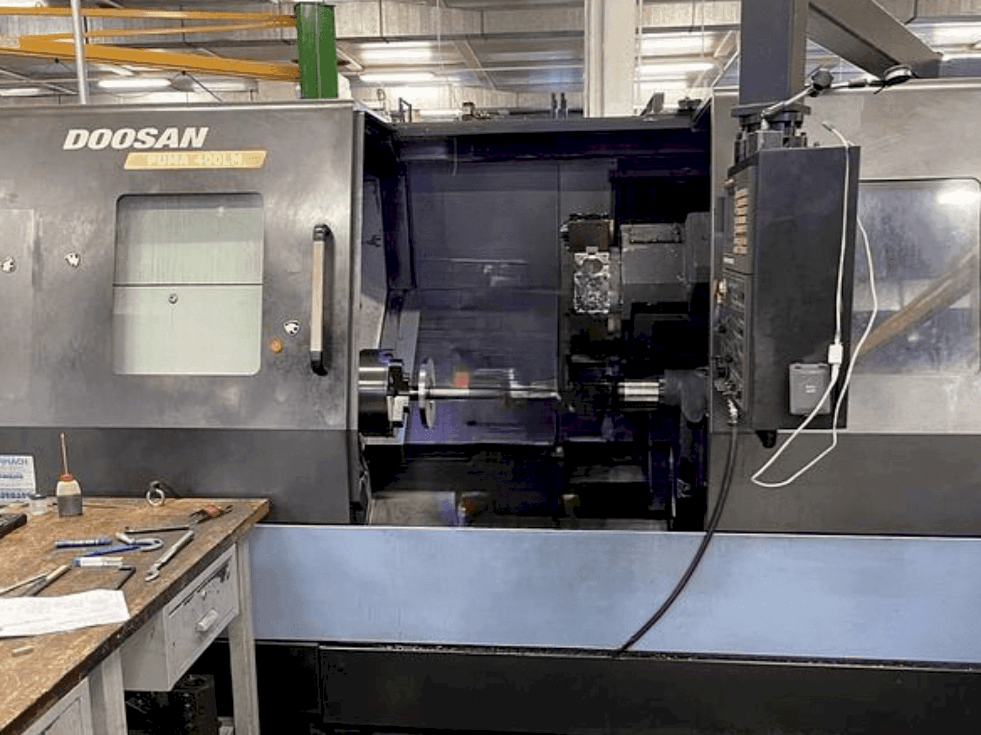 Vista frontale della macchina DOOSAN Puma 400 LMA