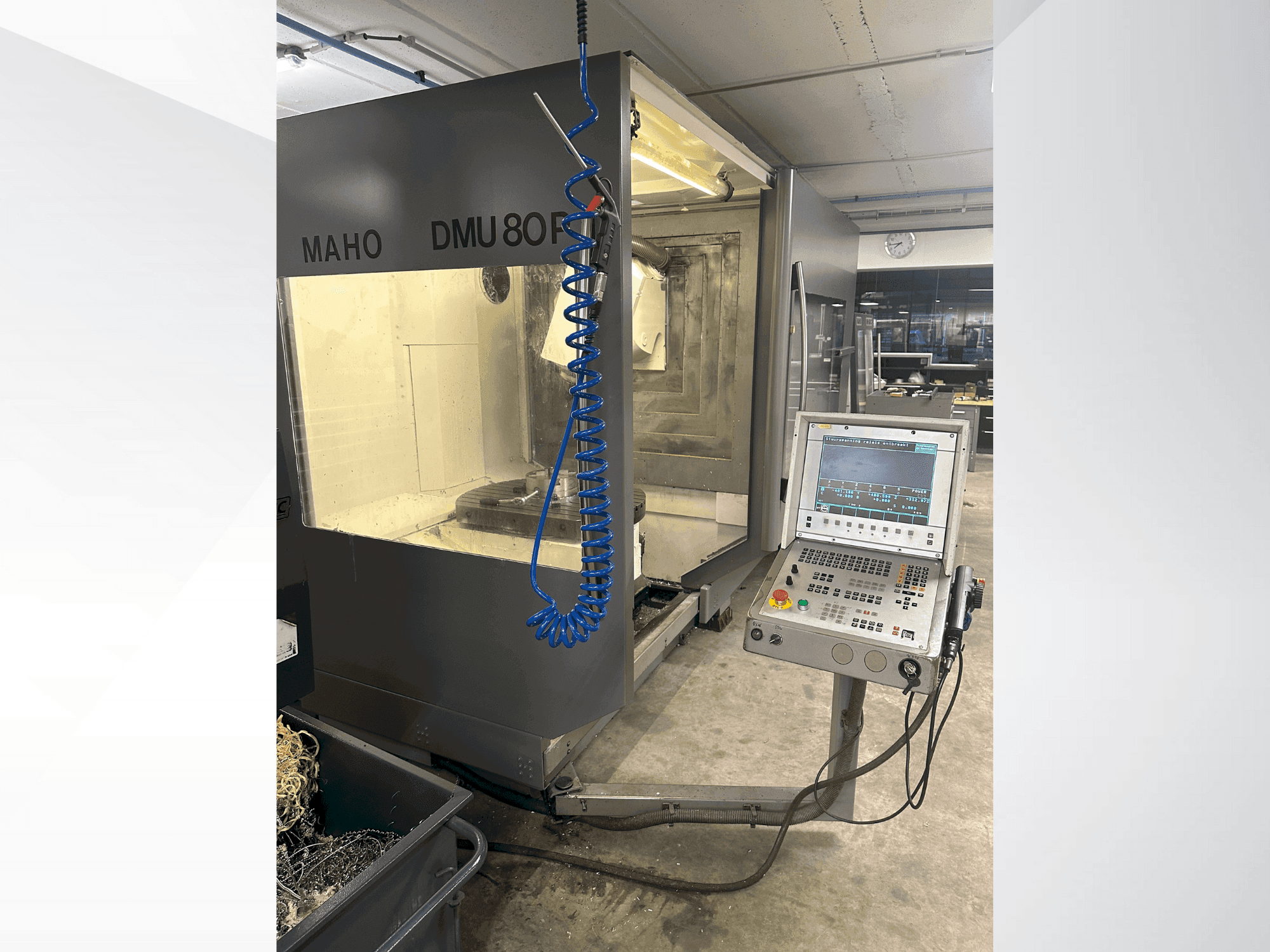 Vista frontale della macchina DECKEL MAHO DMU 80P