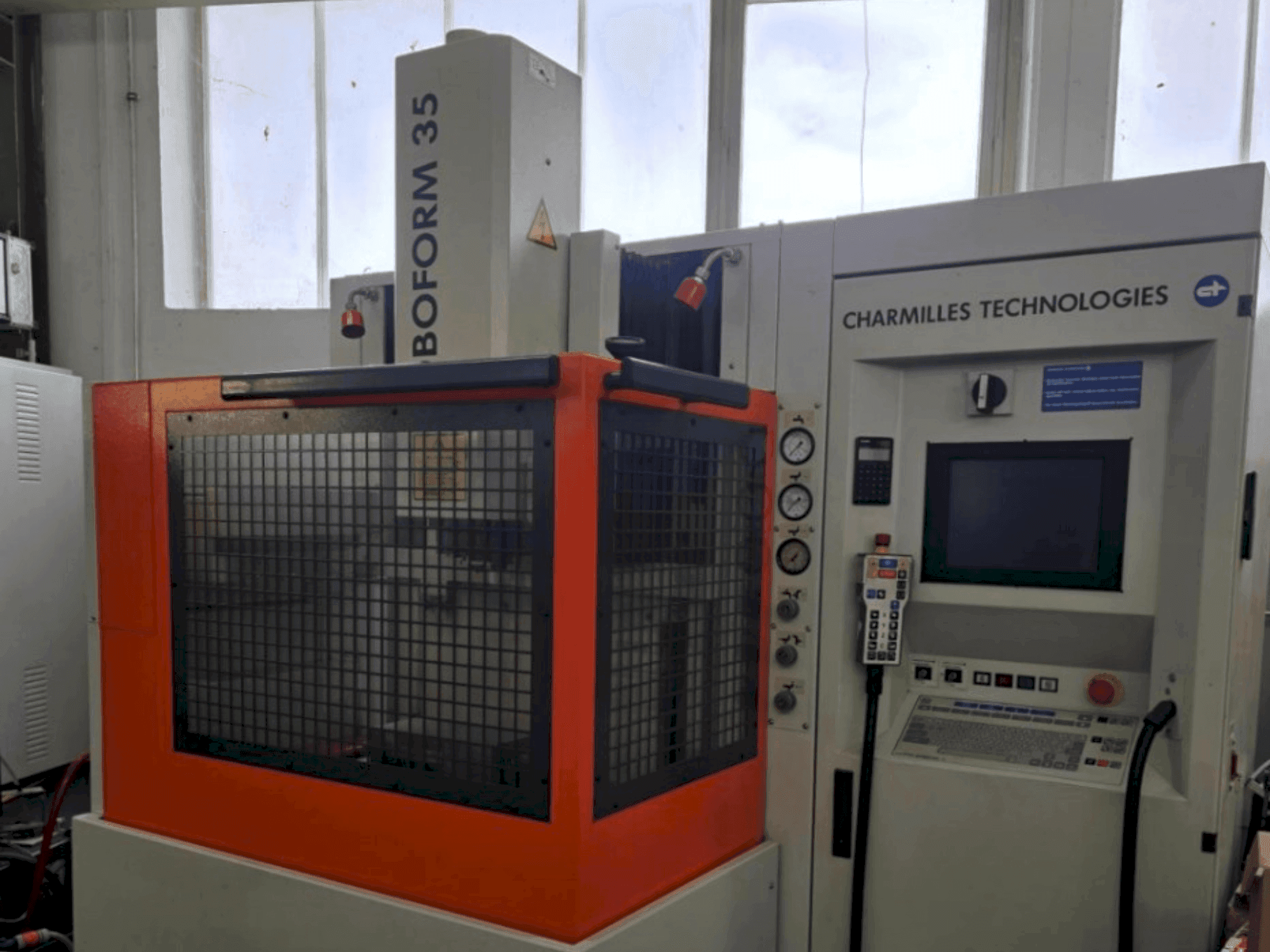 Vista frontale della macchina CHARMILLES Roboform 35