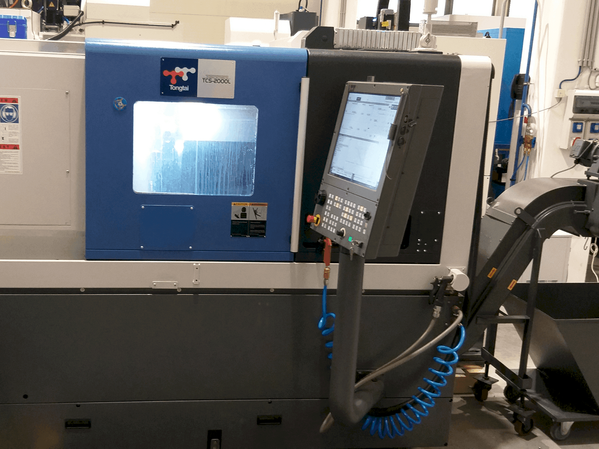 Vista frontale della macchina Tongtai TCS2000L