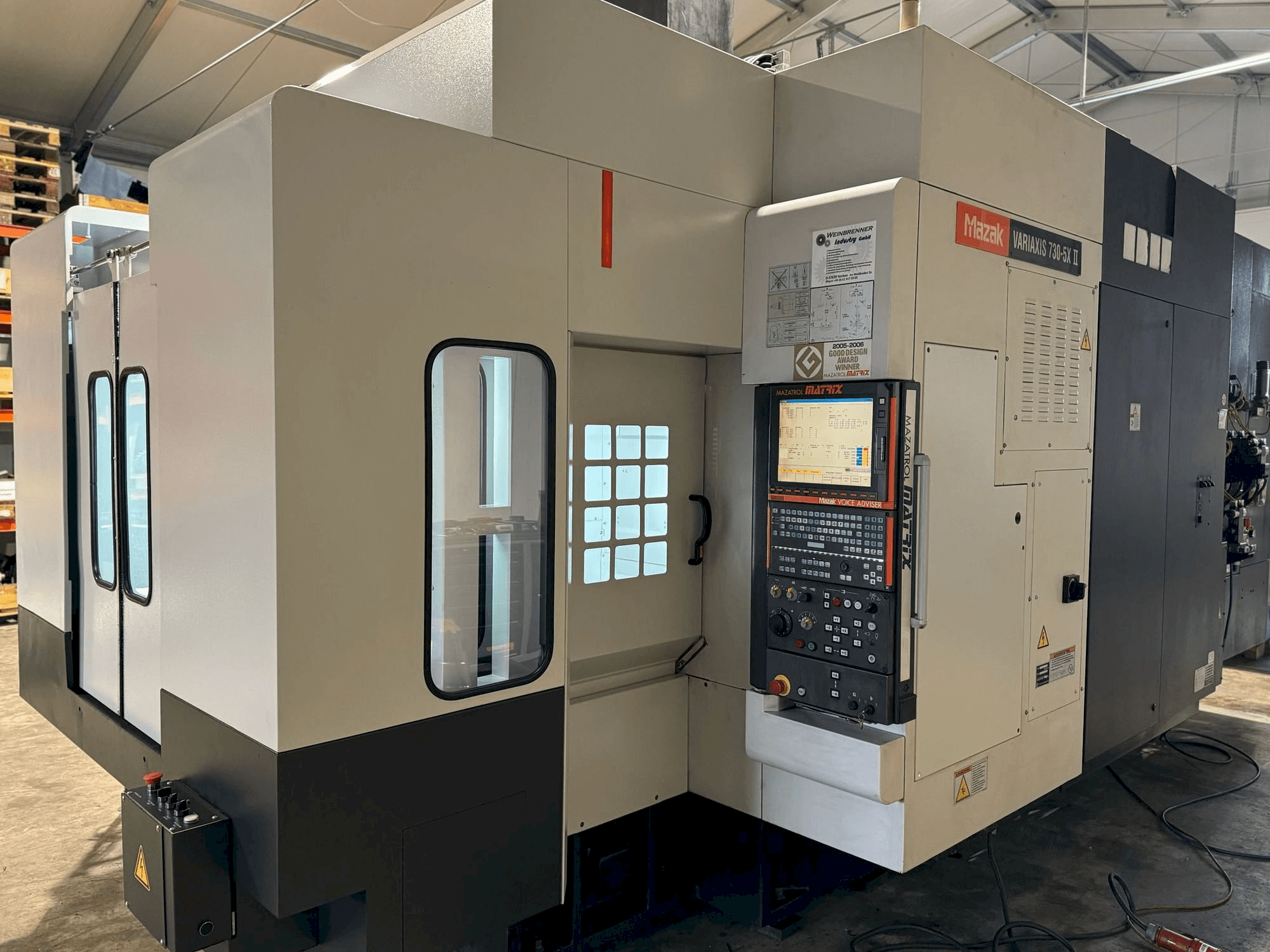 Vista frontale della macchina Mazak Variaxis 730-5X II