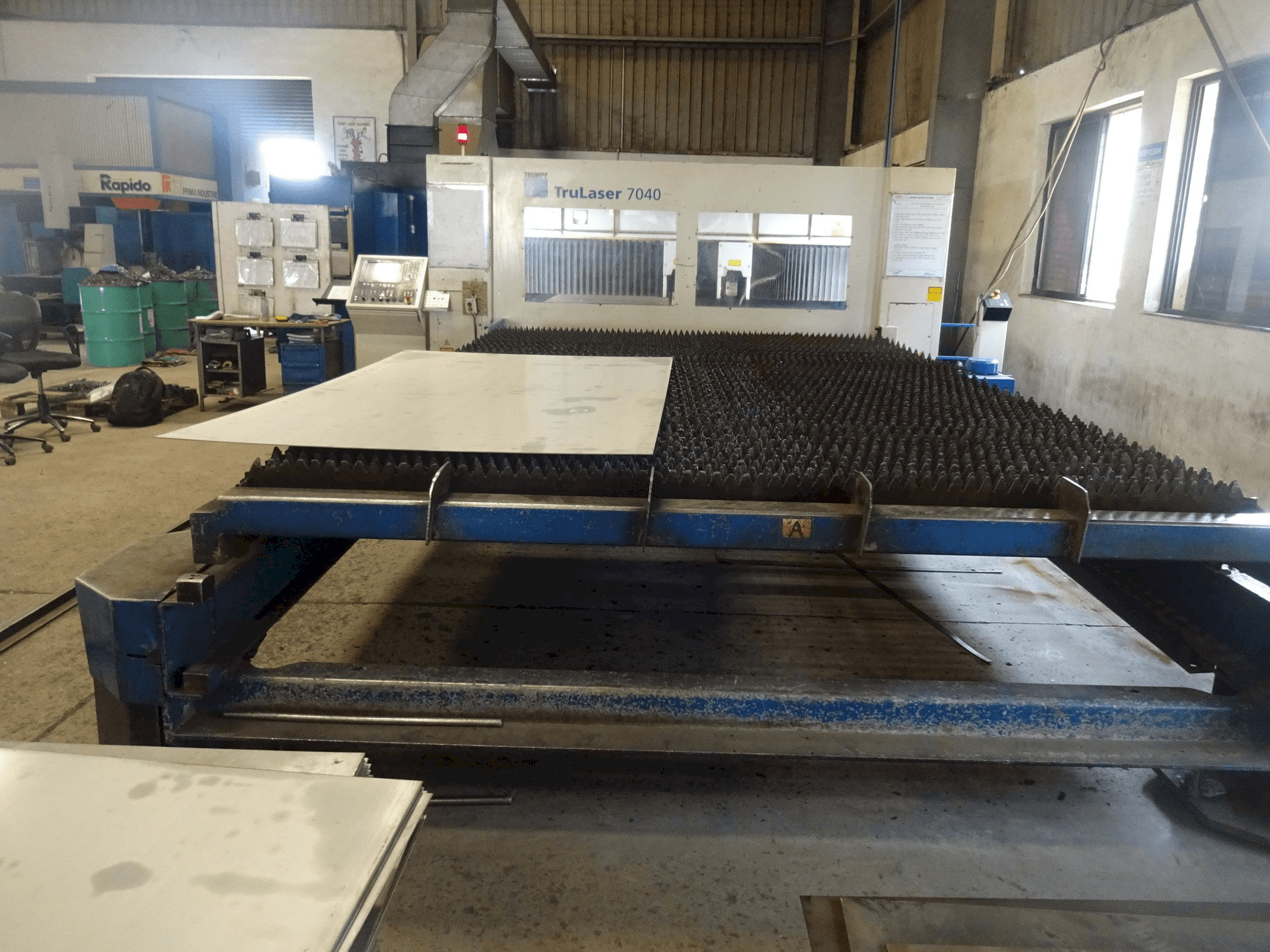 Vista frontale della macchina Trumpf TruLaser 7040