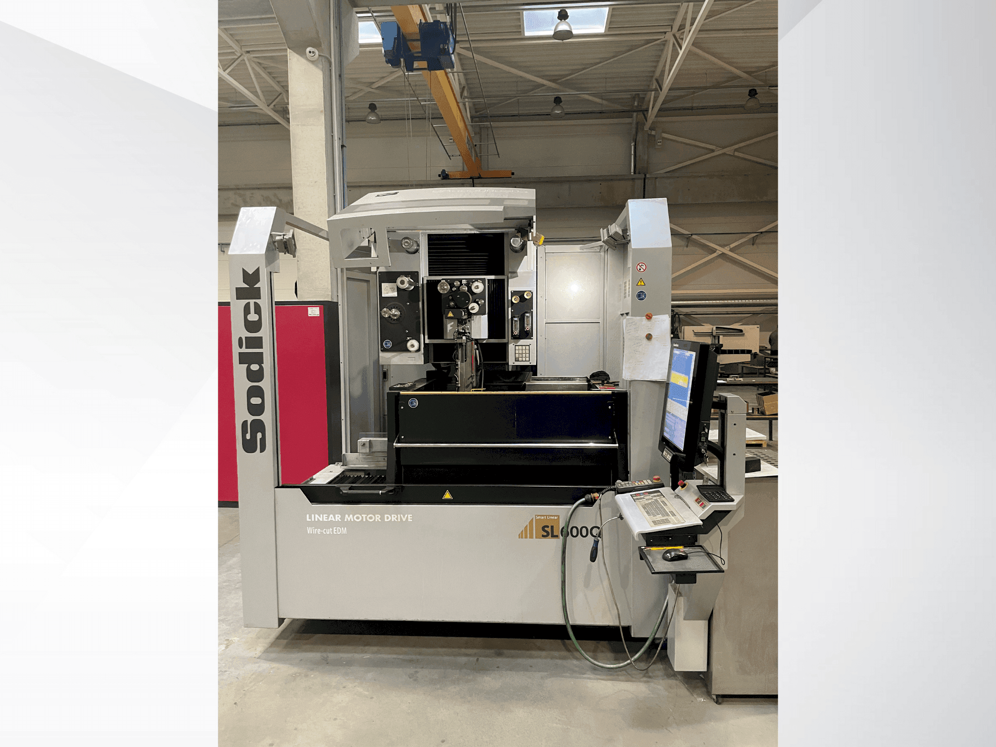 Vista frontale della macchina Sodick SL600Q