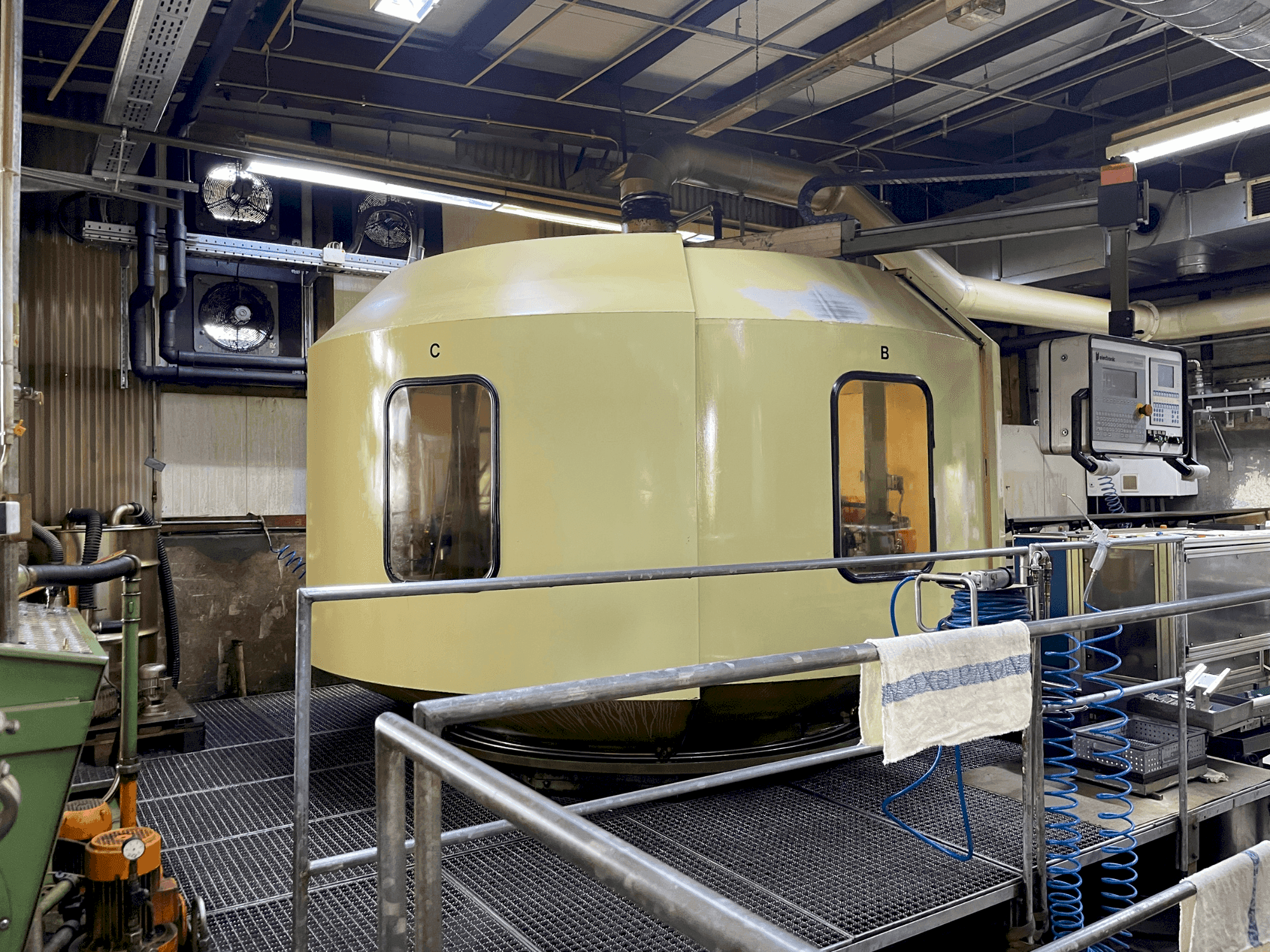 Vista frontale della macchina HUG RISMAT 157 G-16 F48