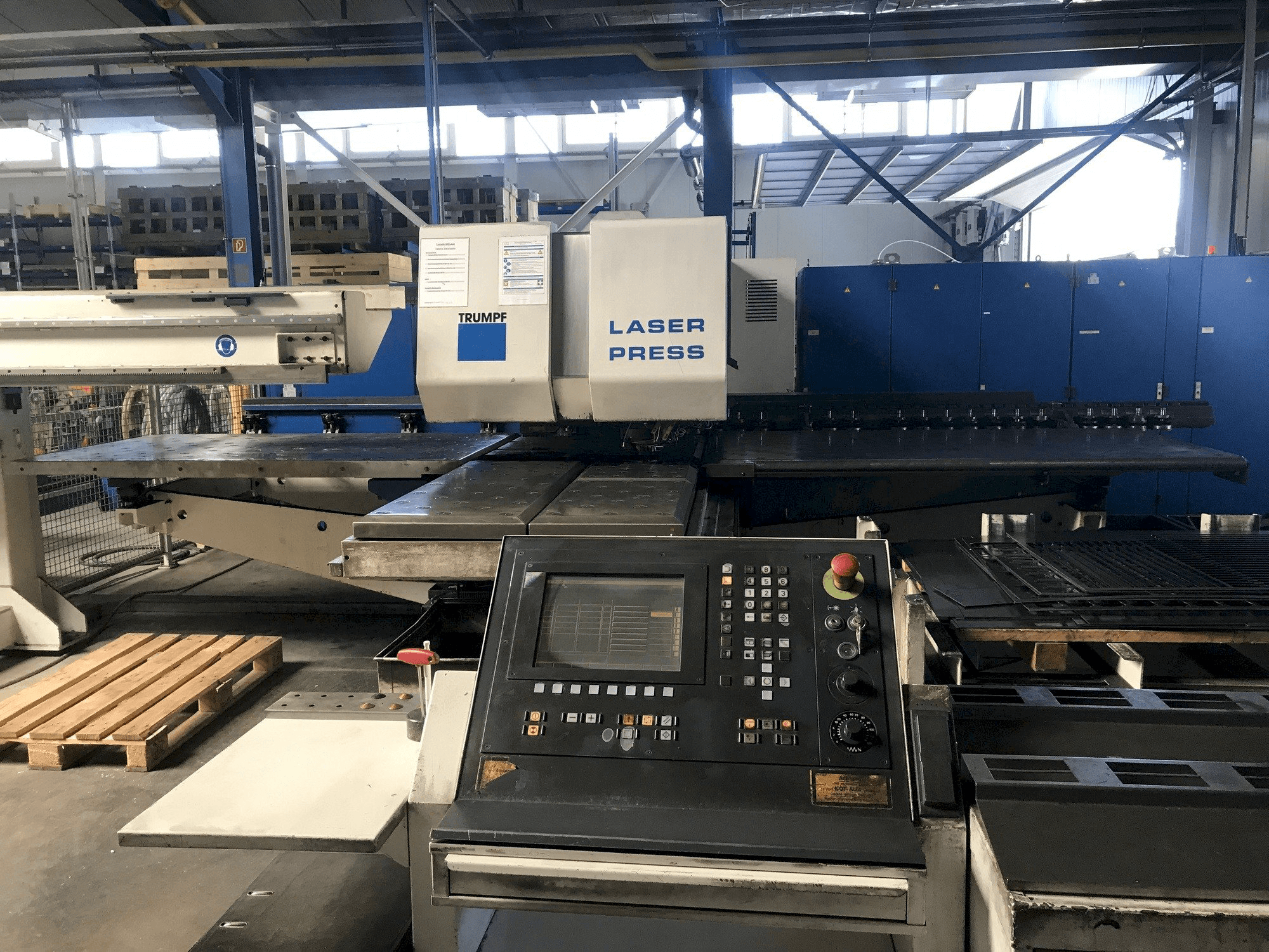 Vista frontale della macchina Trumpf Trumatic 600L