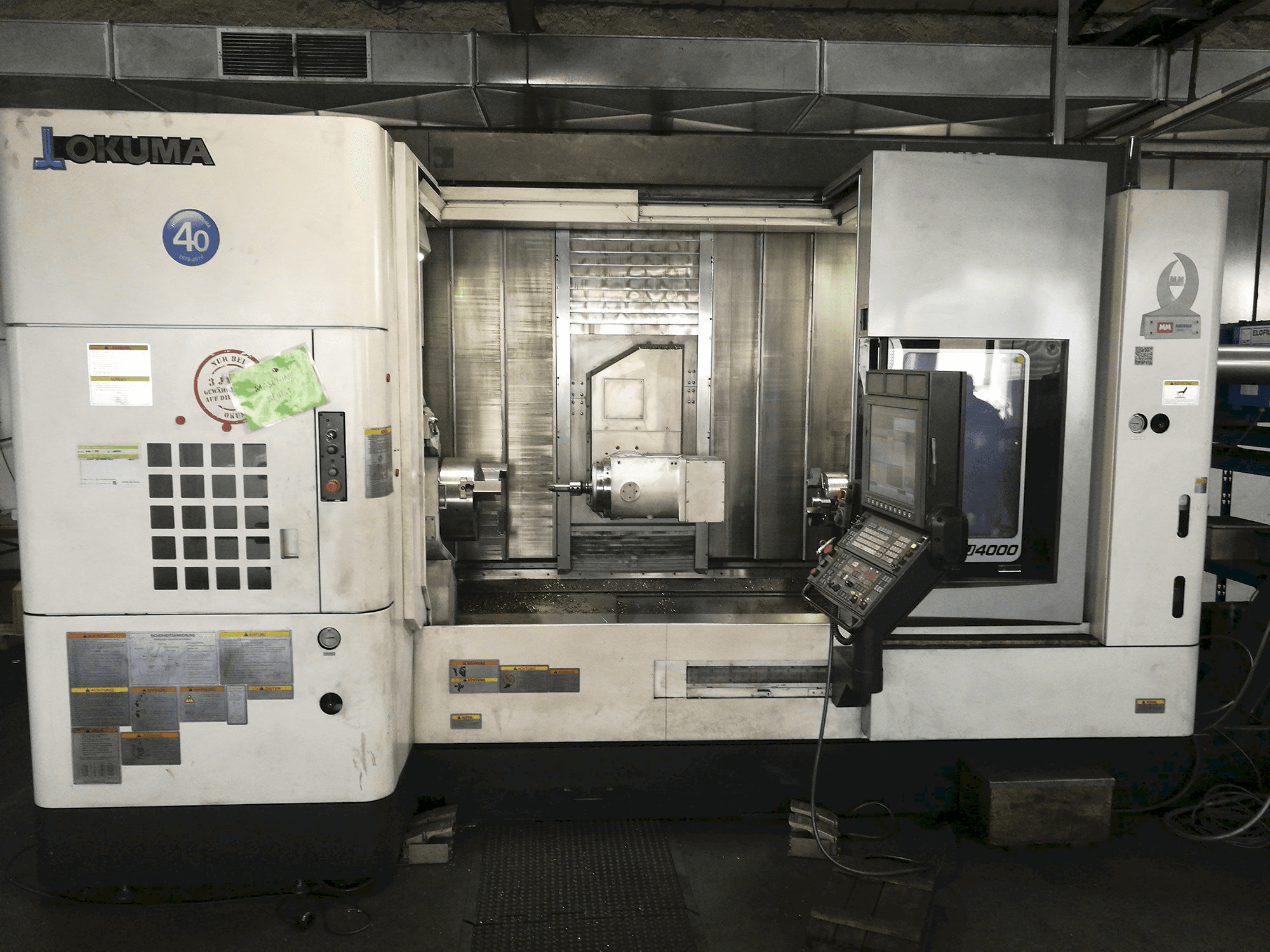 Vista frontale della macchina Okuma MULTUS U4000