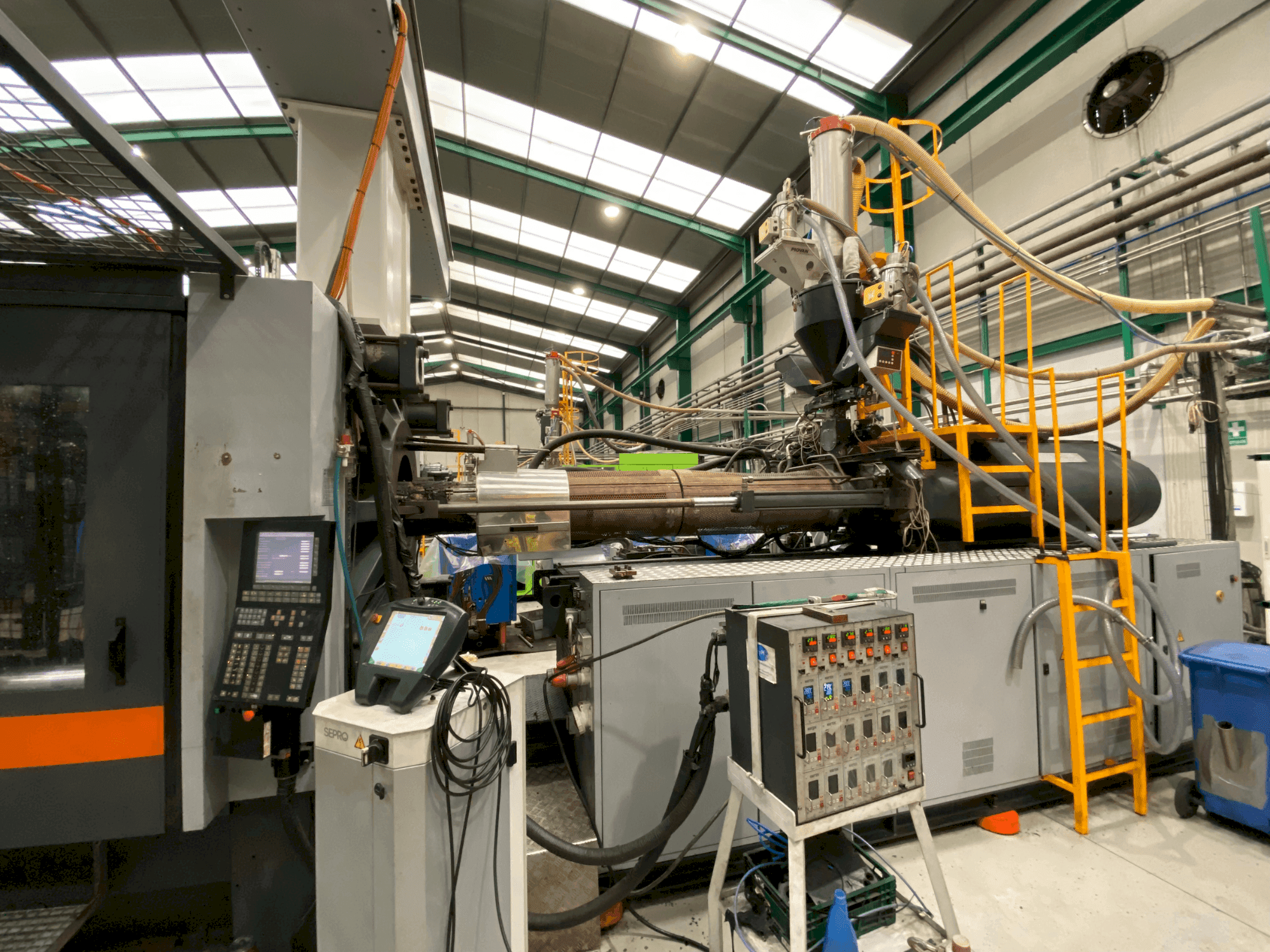 Vista frontale della macchina SANDRETTO MEGA TES 8200