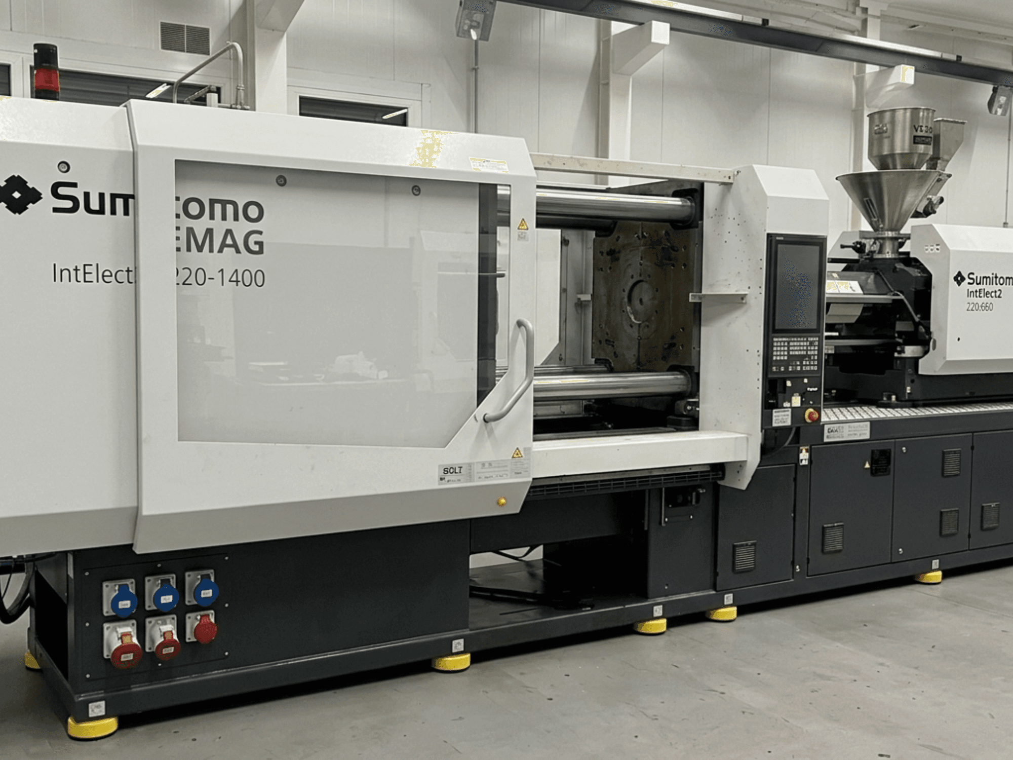 Pressa a iniezione elettrica SUMITOMO SHI DEMAG IntElect2 S 220/660-1400, vista frontale con pannello di controllo dettagliato e tramoggia.