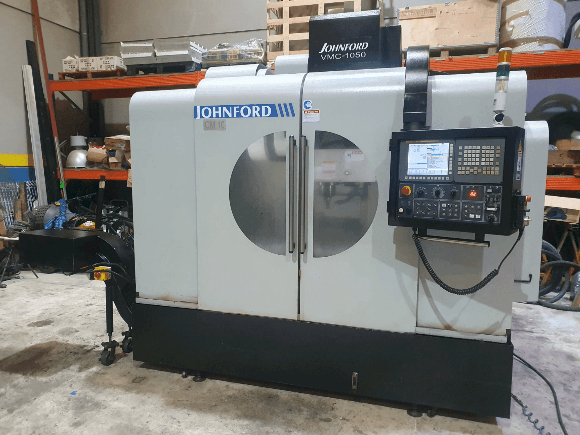 Vista frontale della macchina Johnford VMC-1050