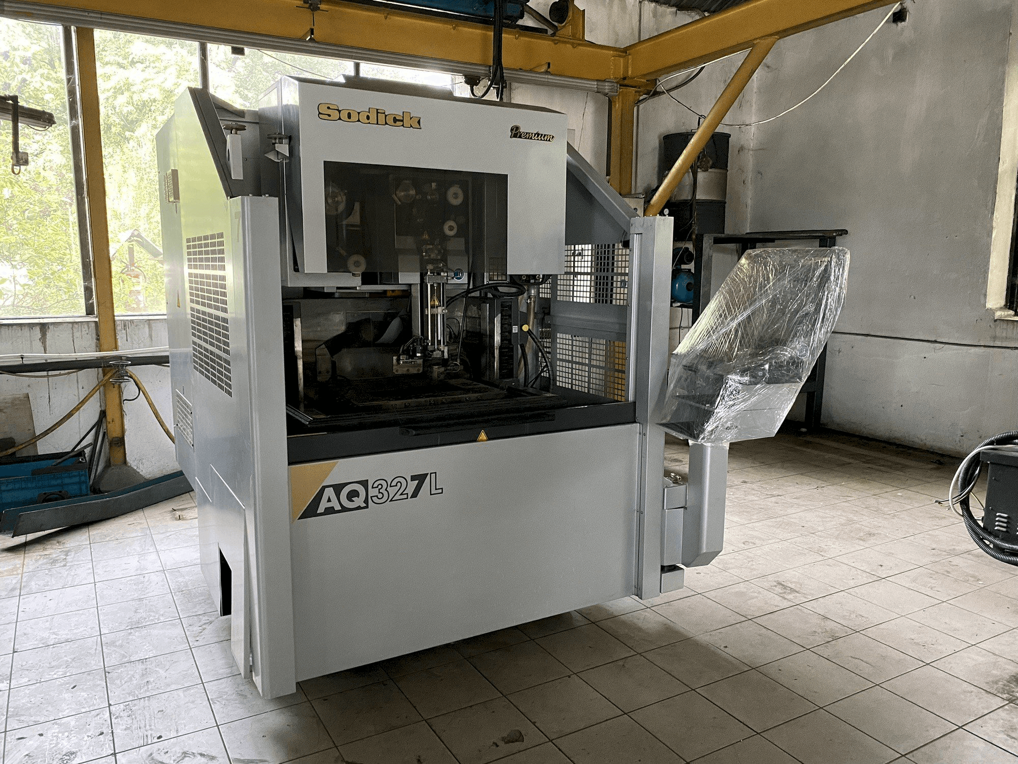 Vista frontale della macchina Sodick AQ327L