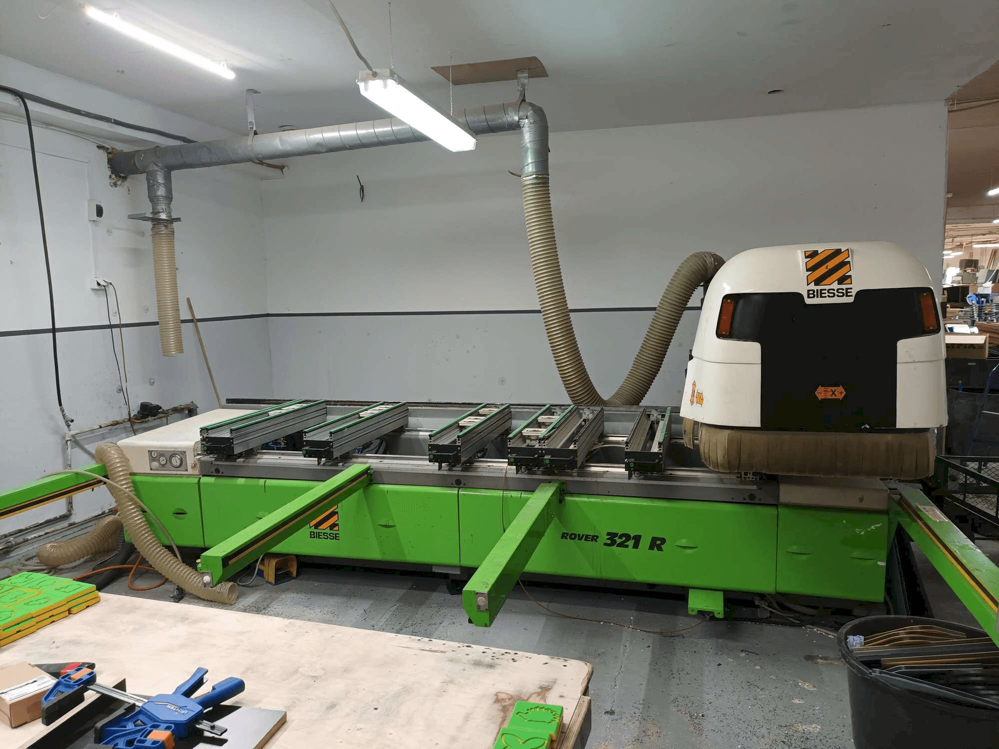 Vista frontale della macchina BIESSE Rover 321R