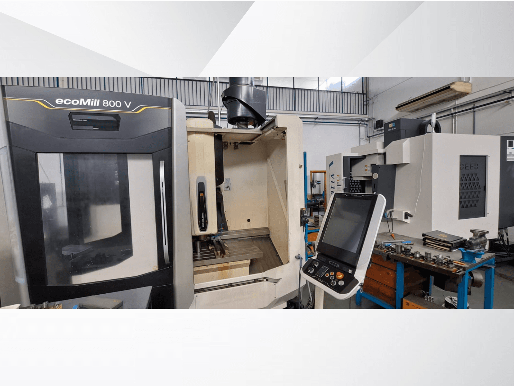 Vista frontale del centro di lavoro verticale DMG ecoMill 800V, con pannello di controllo e area di lavorazione aperta.
