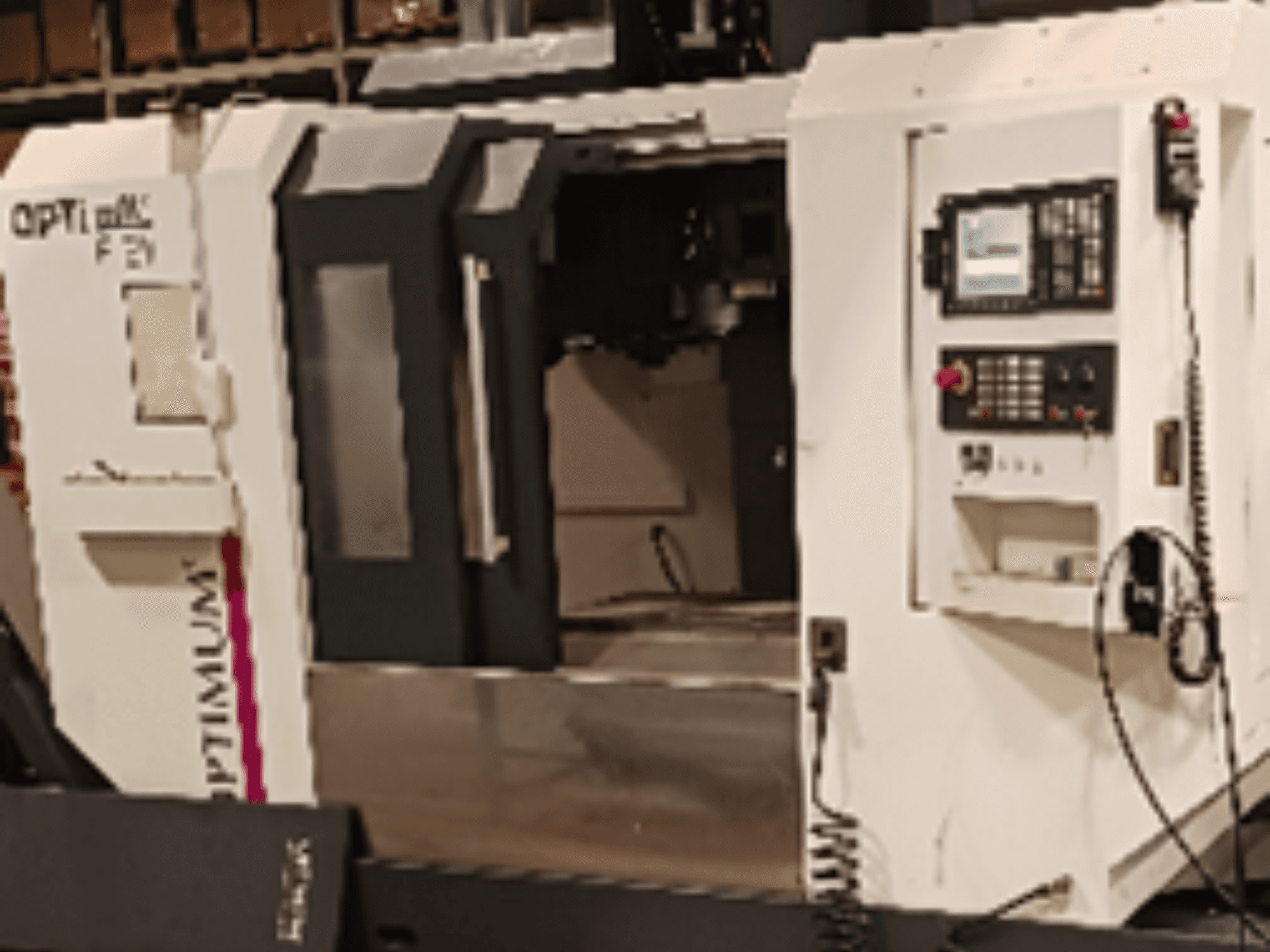 Centro di lavorazione verticale Optimum F310 visto frontalmente, dotato di pannello di comando e area di lavoro facilmente accessibile.