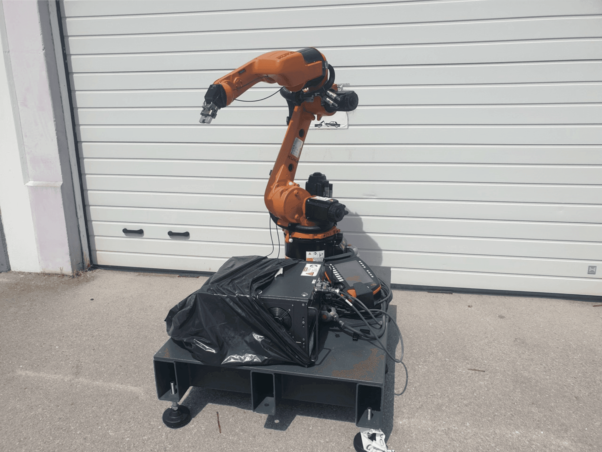 Vista frontale della macchina KUKA KR 8 R1420
