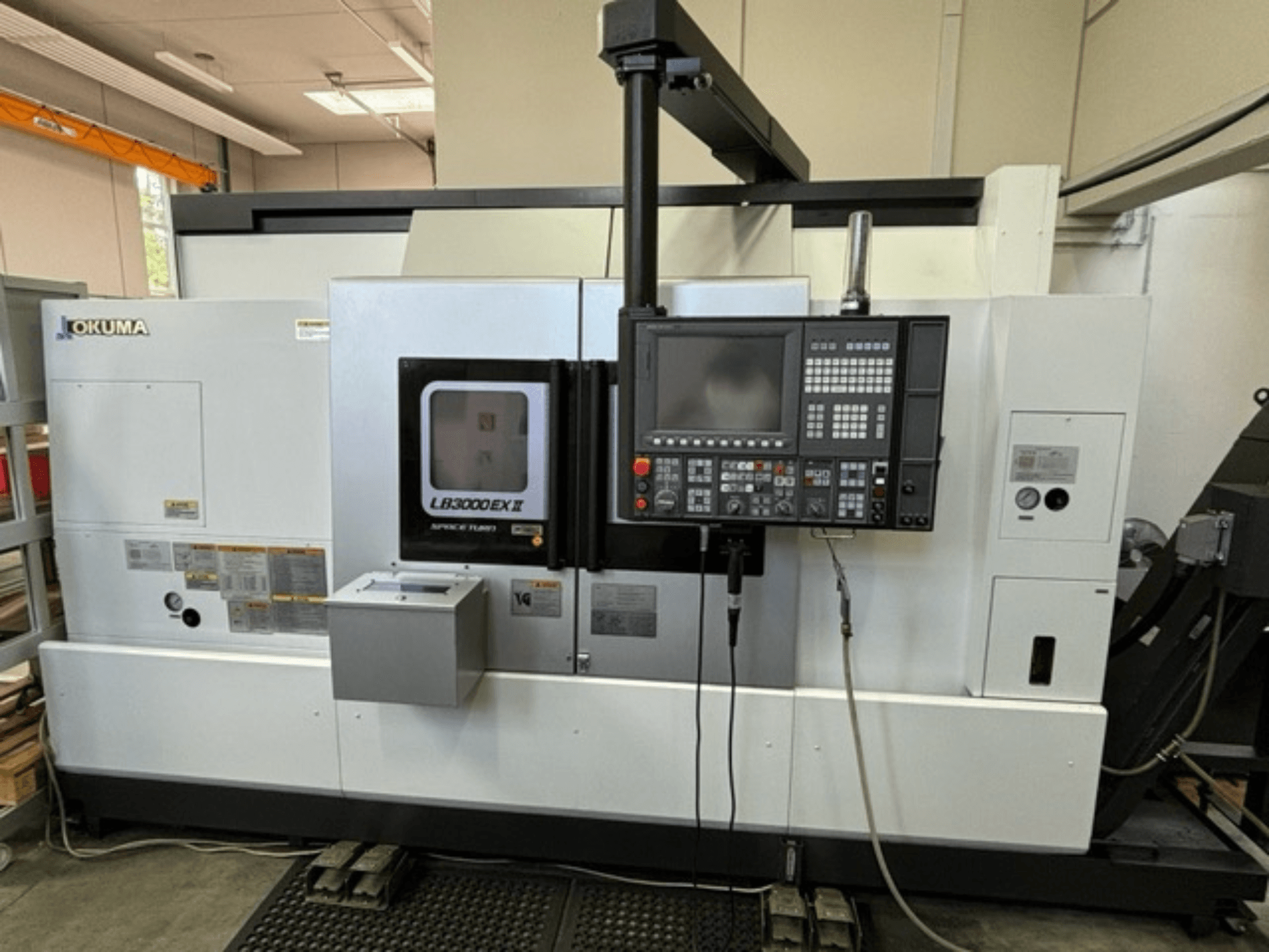 Tornio orizzontale Okuma LB 3000 EXII, vista frontale con pannello di controllo e caratteristiche operative.