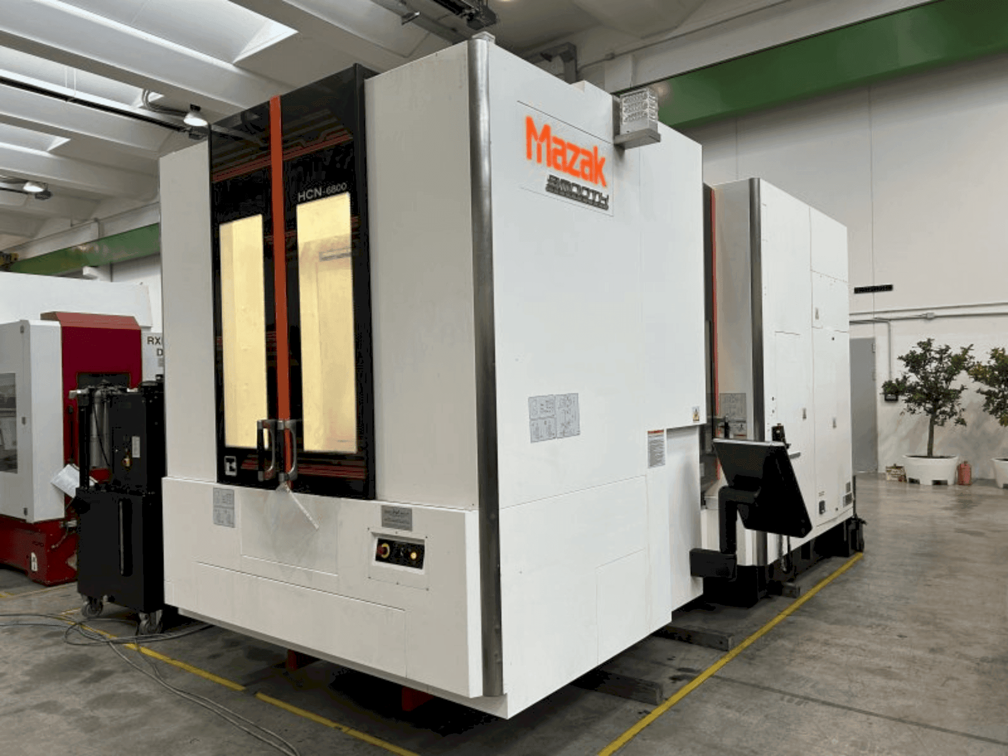 Vista frontale della macchina Mazak HCN-6800
