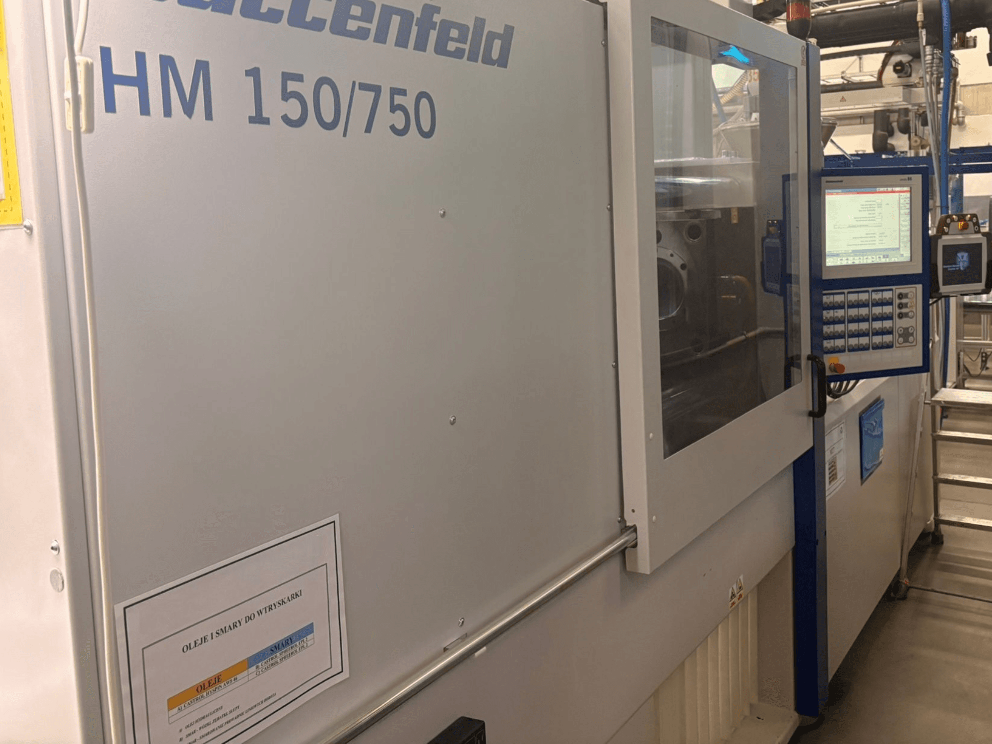 Macchina di stampaggio a iniezione Hoffer Maschinenbau HM 150/750, vista frontale, con pannello di controllo e display operativo.